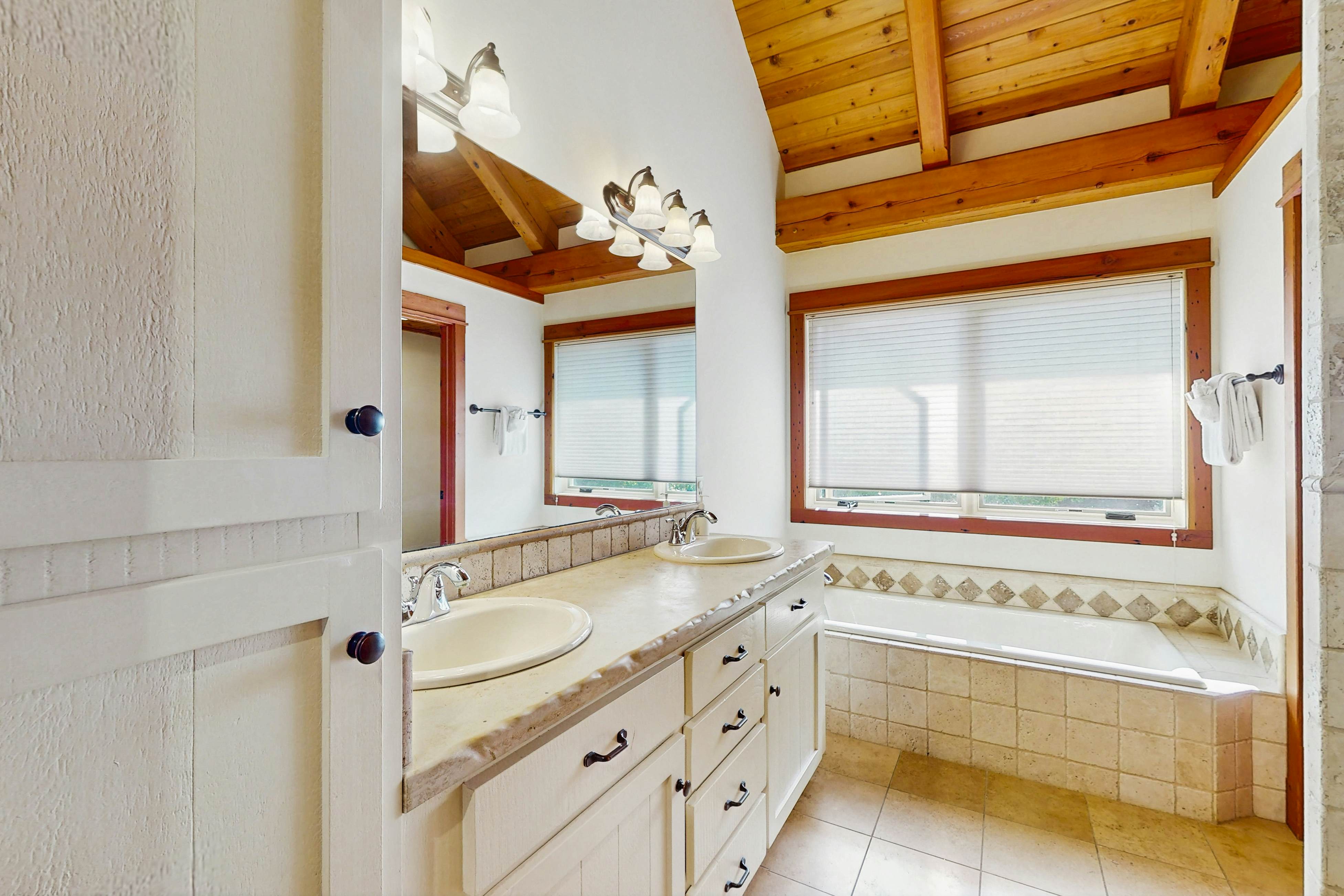 Bottle Bay Lakefront Lodge