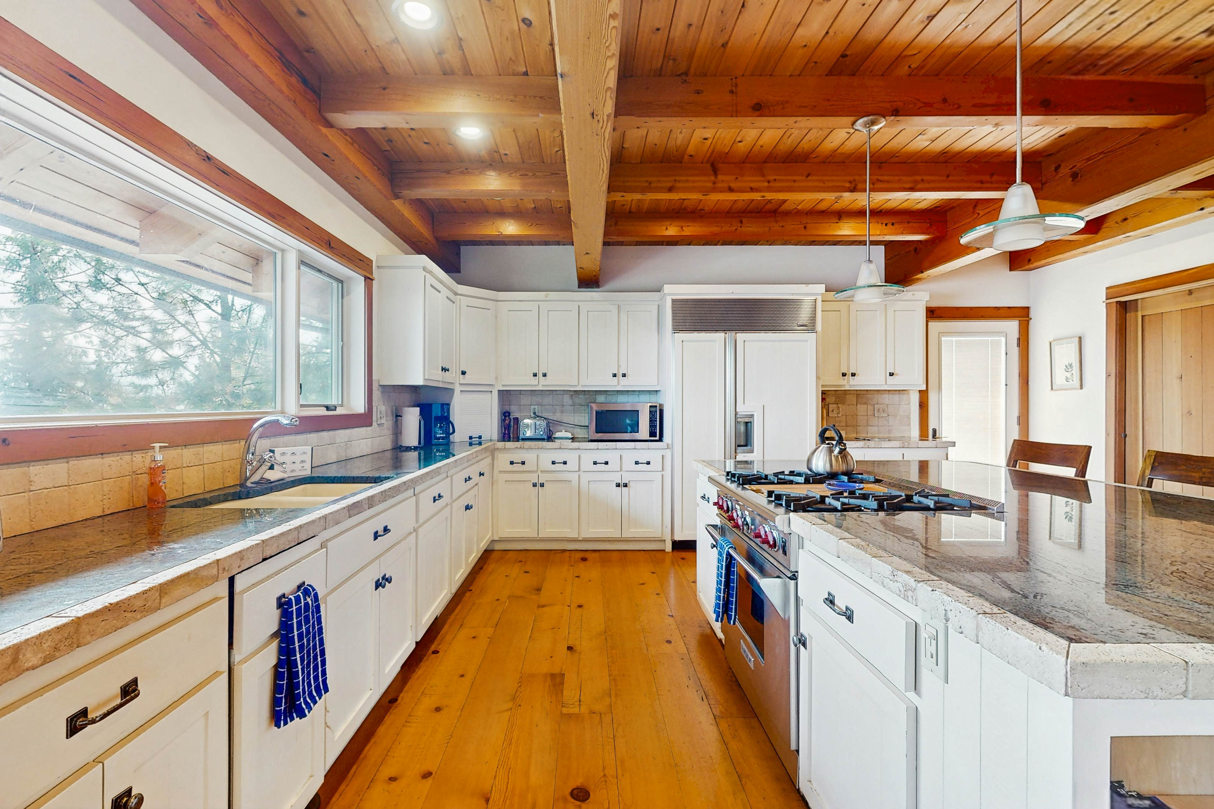 Bottle Bay Lakefront Lodge