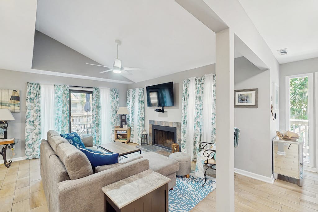 Bright and beautiful condo, 5 min to beach, golf and Van De Meer Tennis Courts — Hilton Head, SC — vacation rental