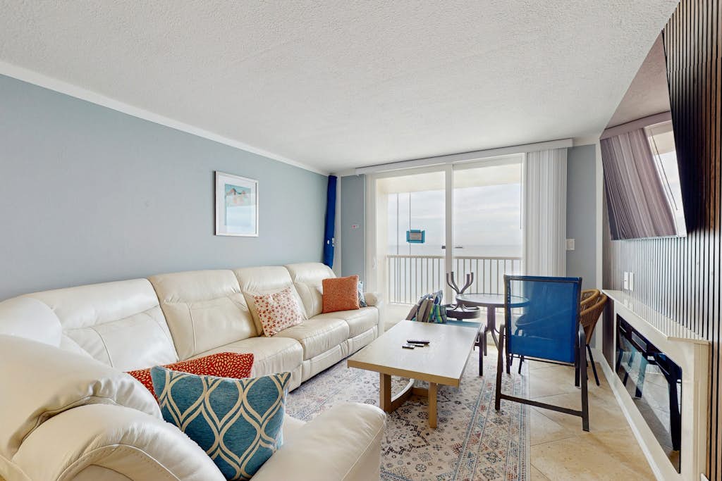 Beachside oasis in charming Indian Shores with shared pool and hot tub — Indian Shores, FL — vacation rental