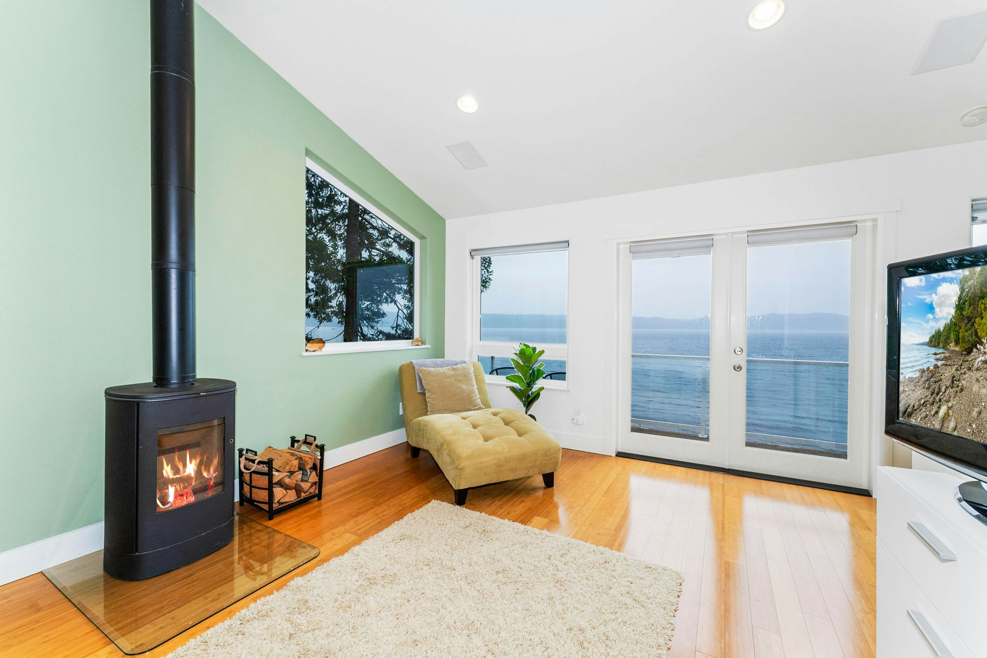 Dog-Friendly Hood Canal Shoreline Escape