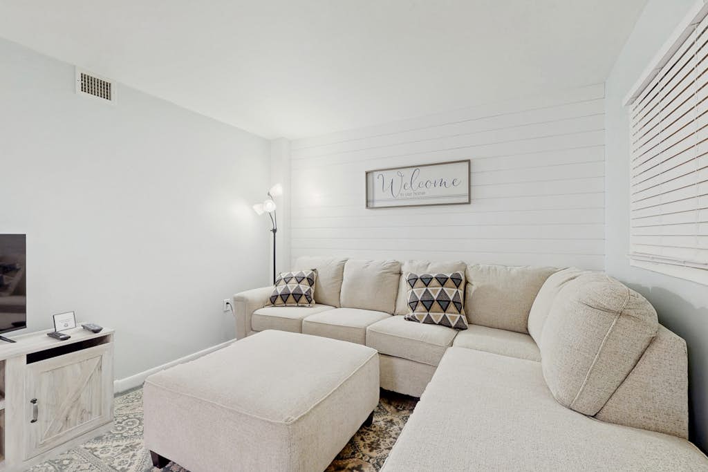 Bright condo with beach access, pools, hot tub and tennis courts — Hilton Head, SC — vacation rental