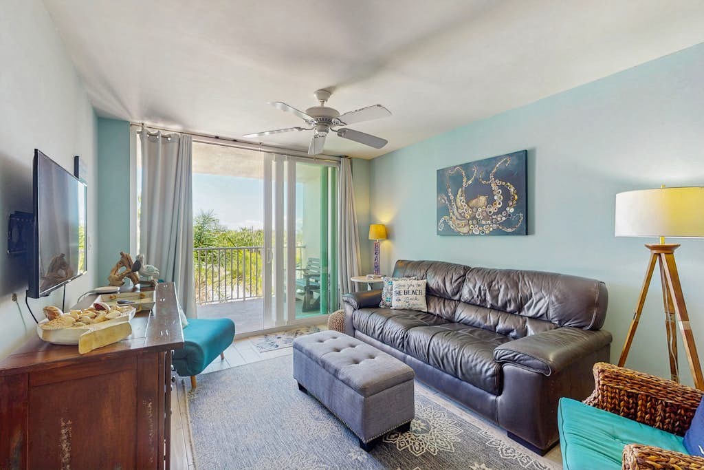 Oceanview condo with pool central AC WiFi washer dryer snowbirds welcome — Indian Rocks Beach, FL — vacation rental