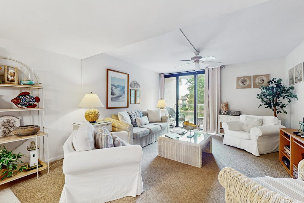 Airy, lagoon-view condo with pool, hot tub & tennis - walk to the beach — Hilton Head, SC — vacation rental