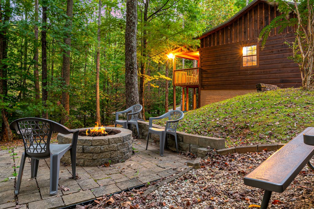 Always Delightful - Sleeps 10, Hot Tub, Fire pit, Games โ Sevierville, TN โ vacation rental