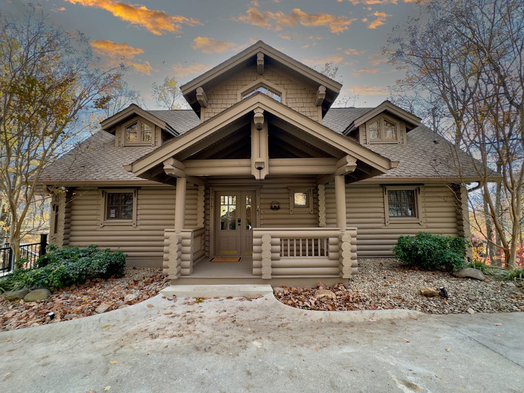 Luxe Cabin, Sleep 6, Hot Tub, Fireplace, Views — Gatlinburg, TN — vacation rental