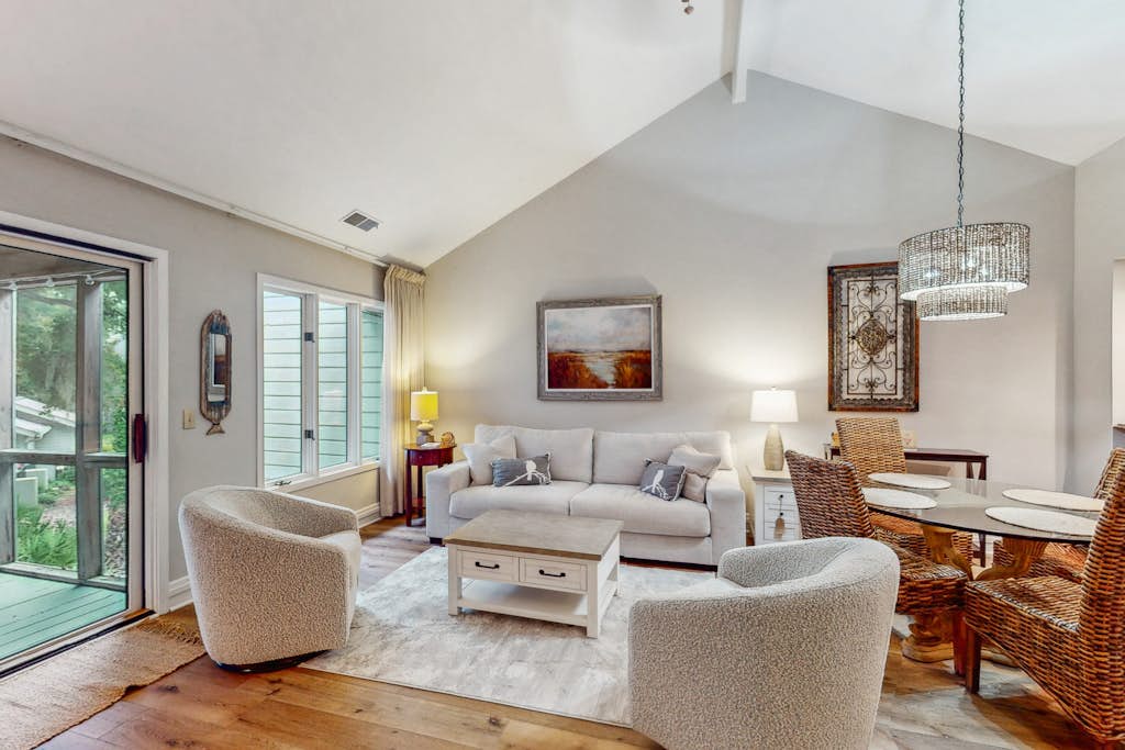Pool view condo with screened in patio, complex pool/hot tub, near golf — Hilton Head, SC — vacation rental