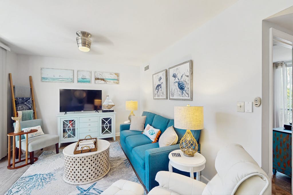 Villa with a 2 outdoor pools, bike paths, and a short walk to Coligny Beach — Hilton Head, SC — vacation rental