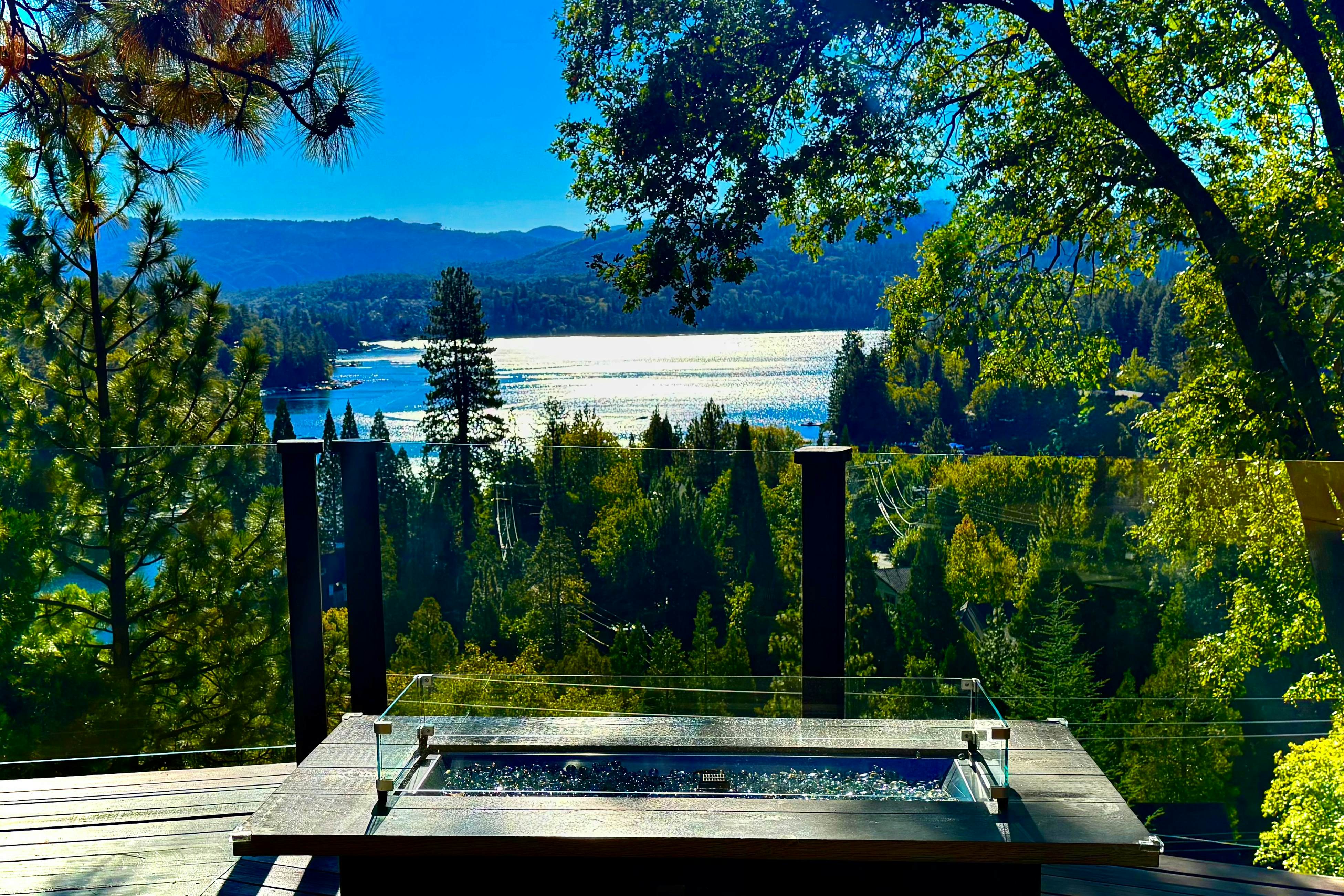 Surreal Feel Lakeview Chalet 