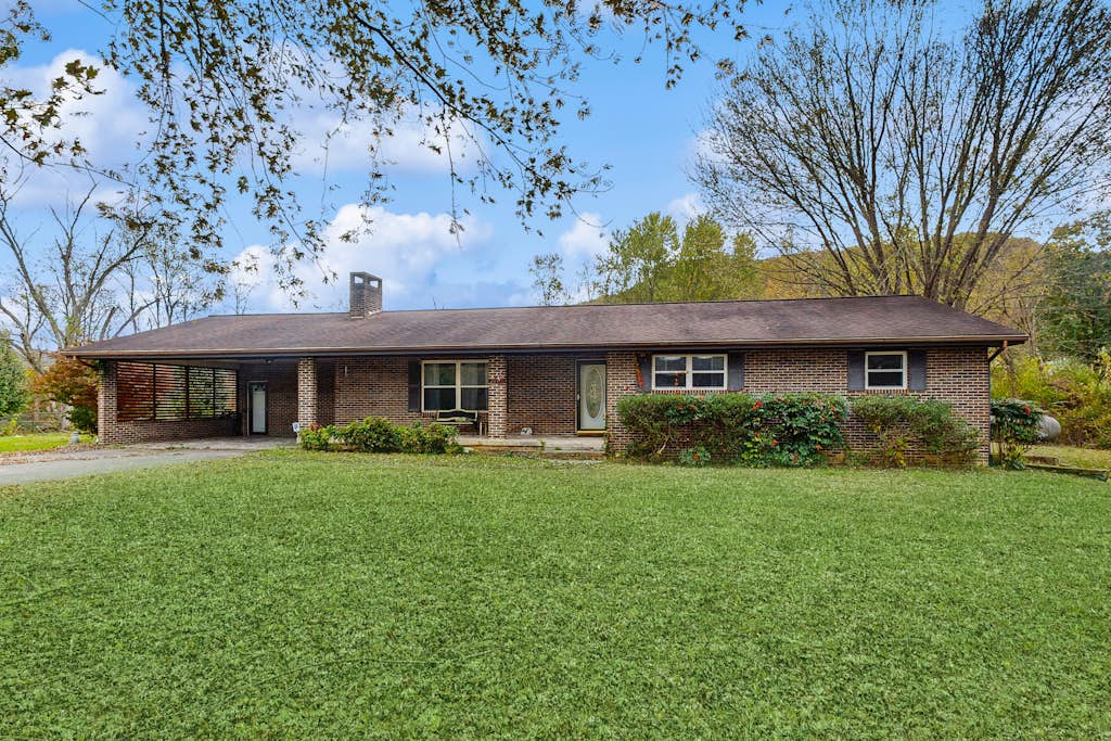 Serene Dog Welcome Home, Sleep 8・Fenced Yard・Games — Gatlinburg, TN — vacation rental