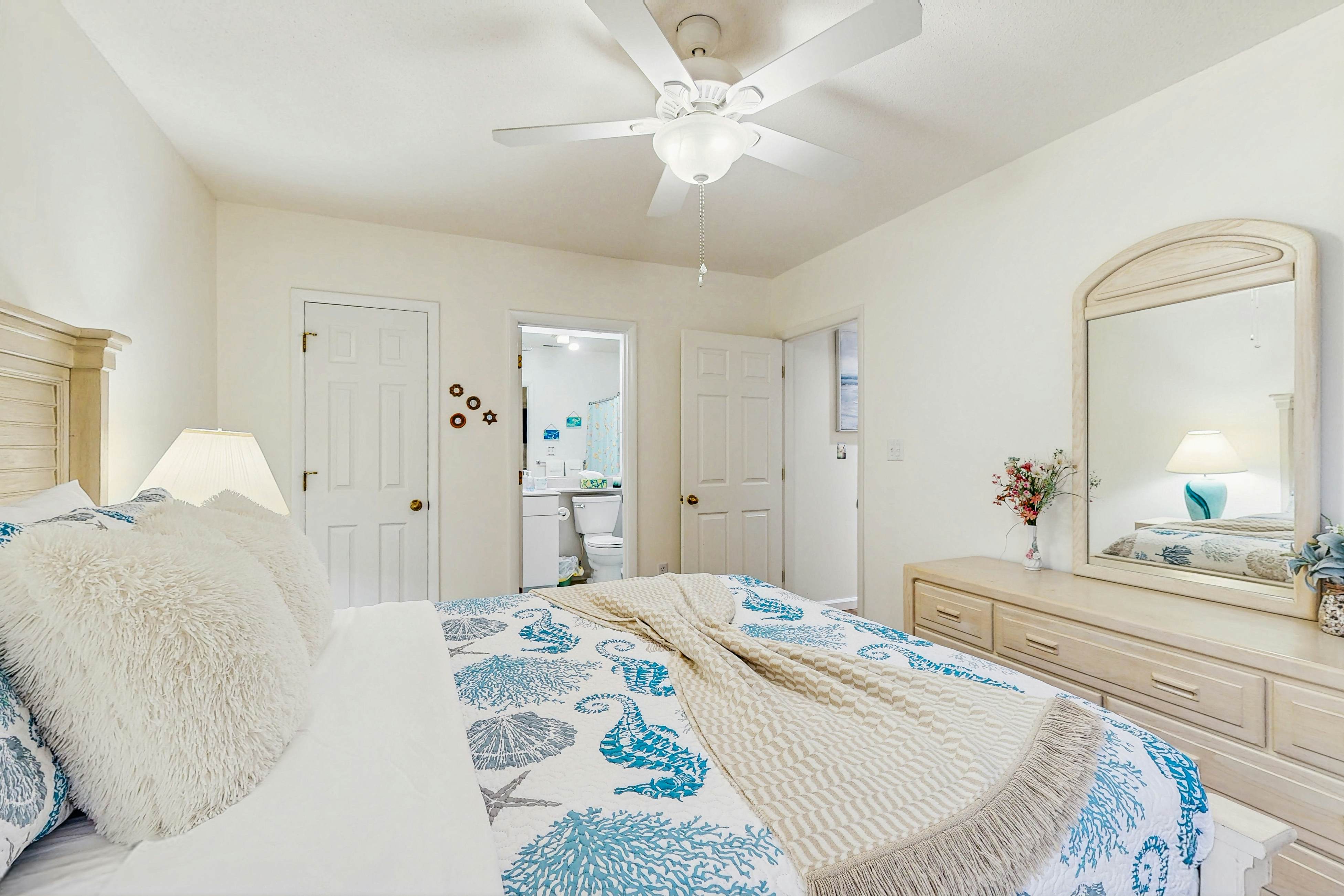 Sea Colony - 18003 Lakeview Ct