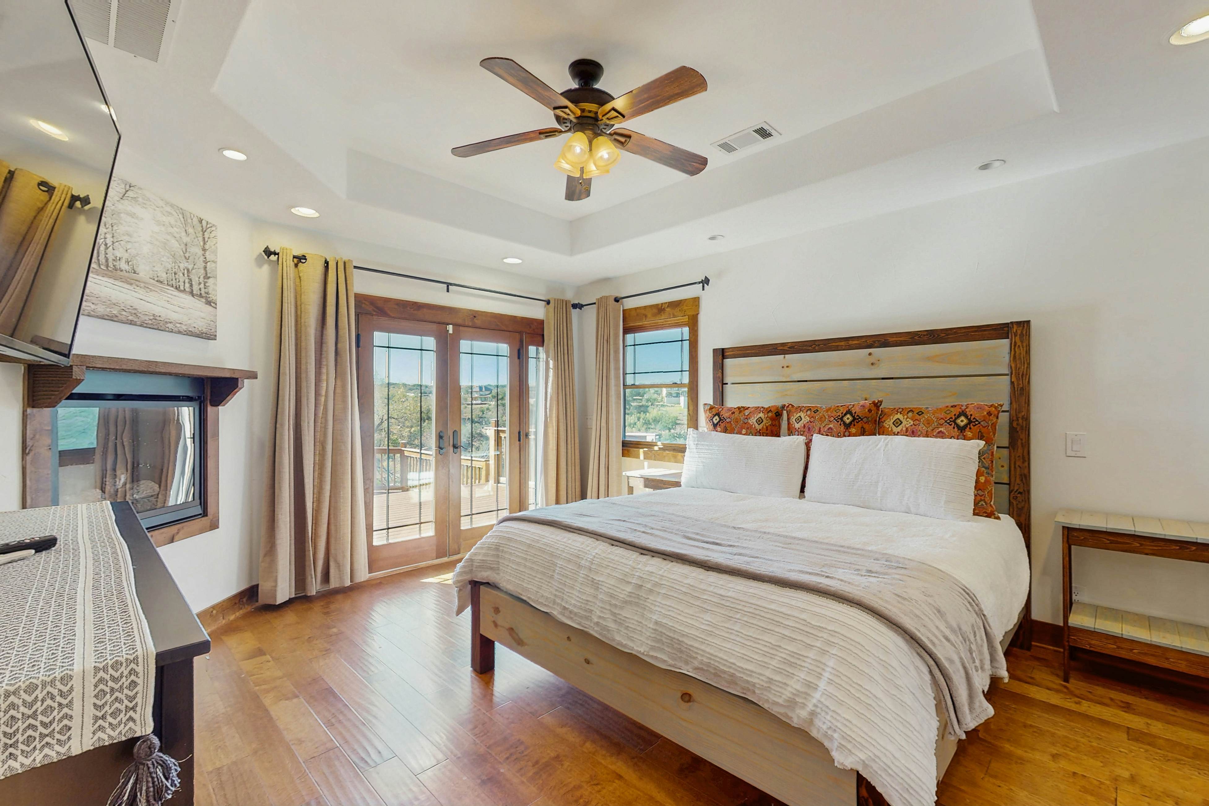 Spicewood Sunset Lake Villa 