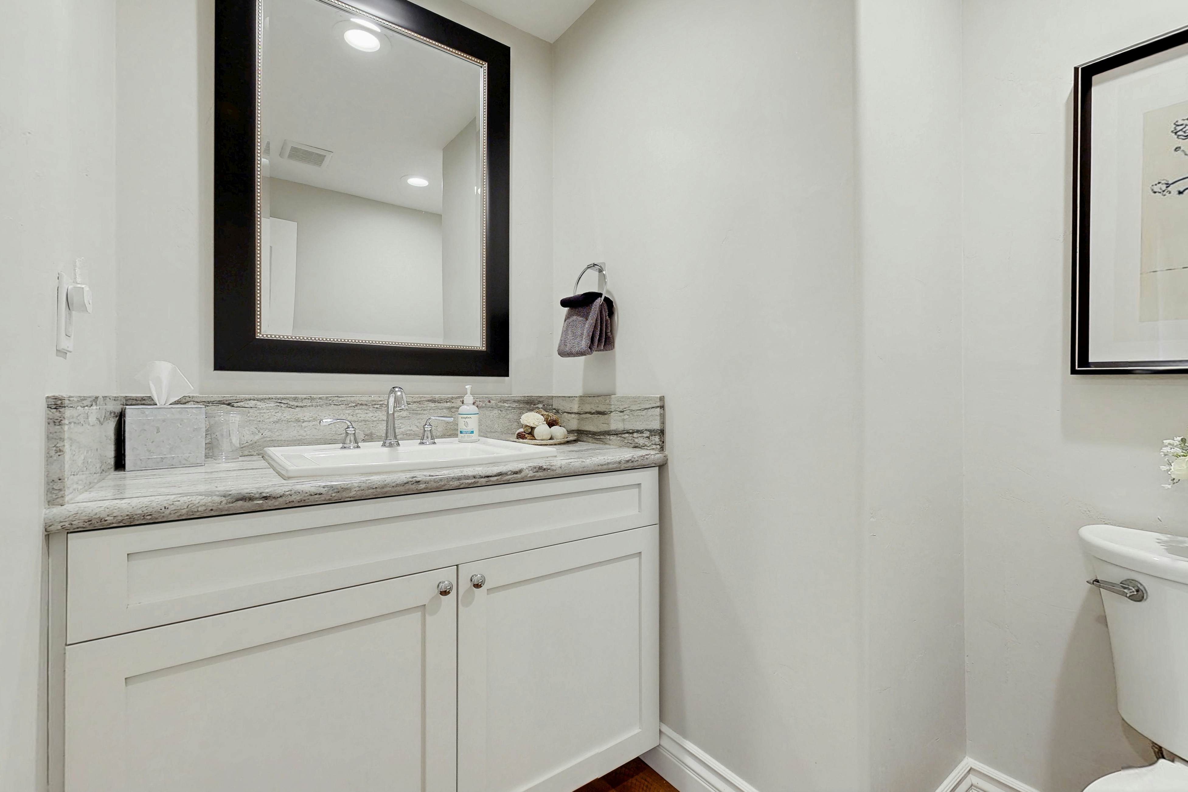 Surreal Feel Lakeview #B (Upstairs)