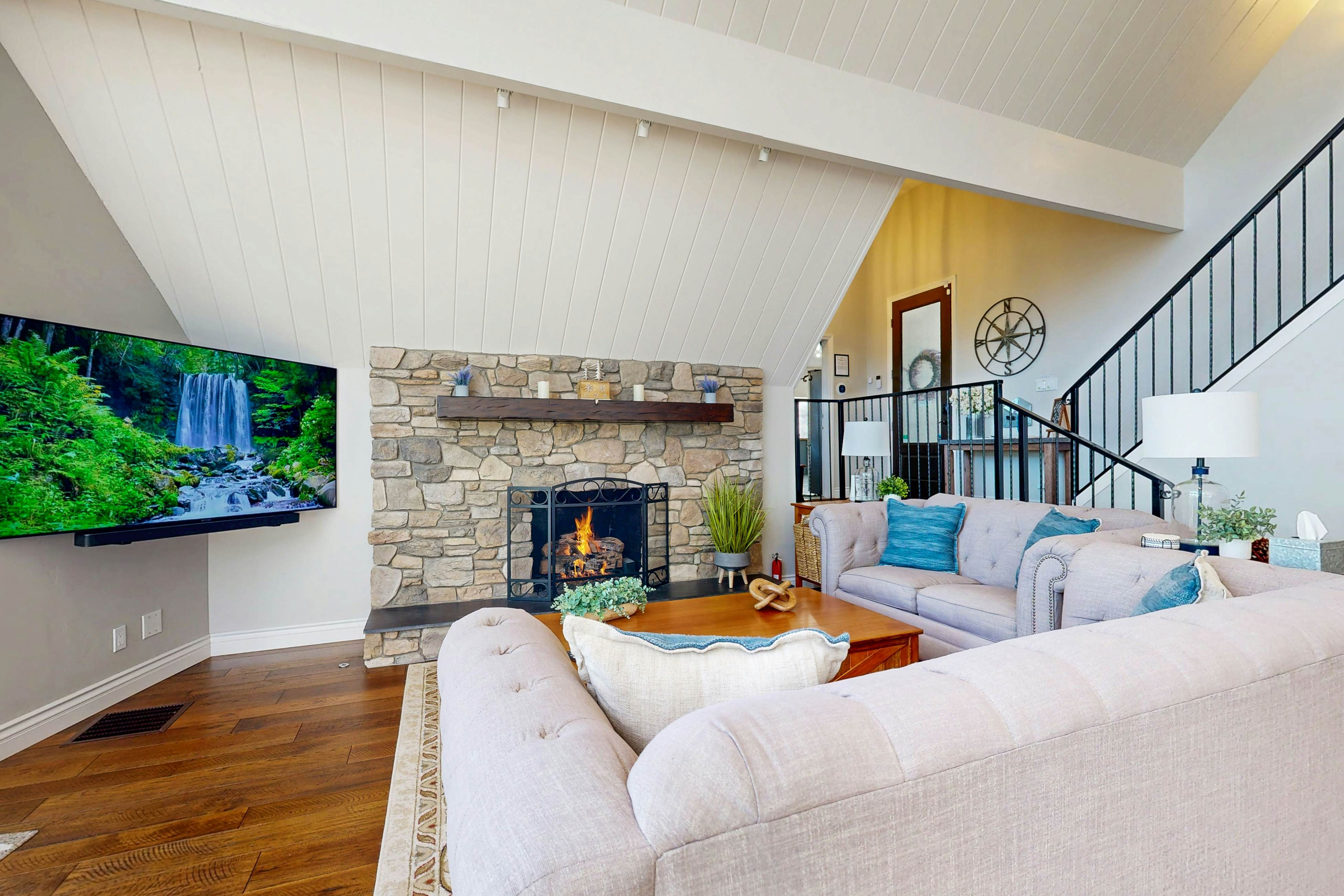 Surreal Feel Lakeview #B (Upstairs)