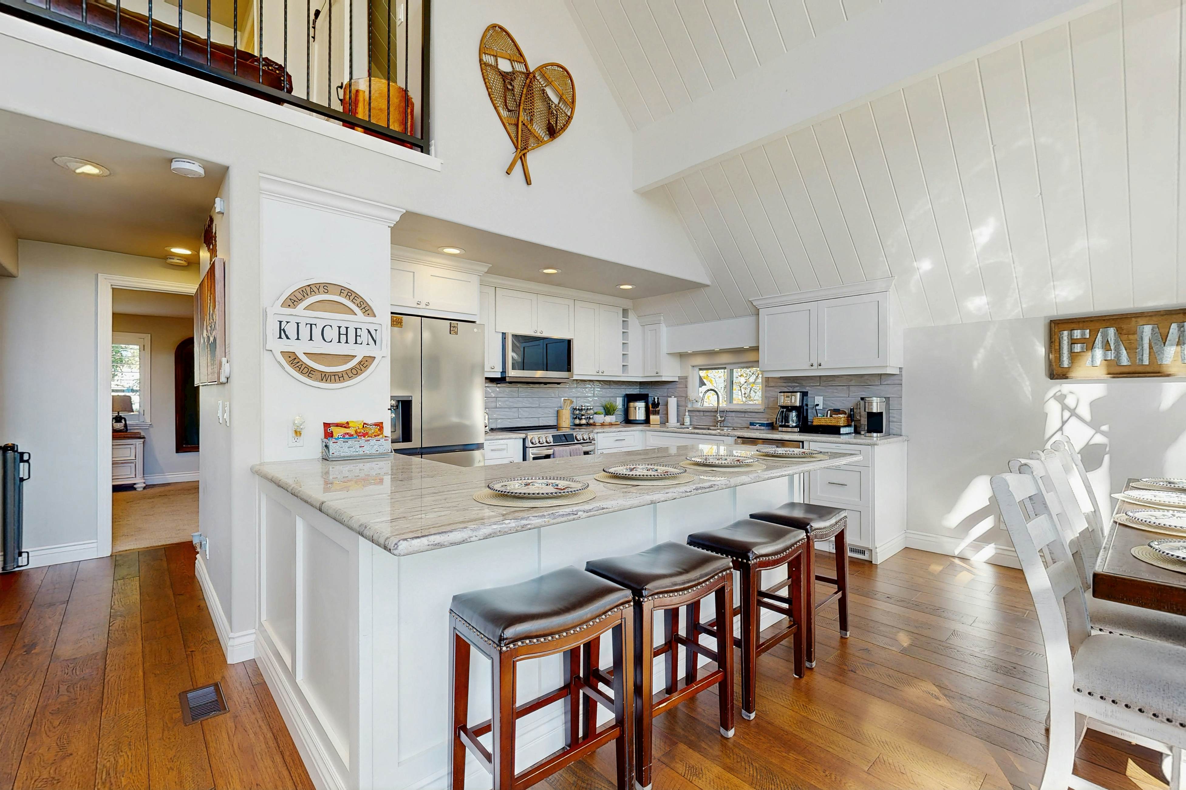 Surreal Feel Lakeview #B (Upstairs)