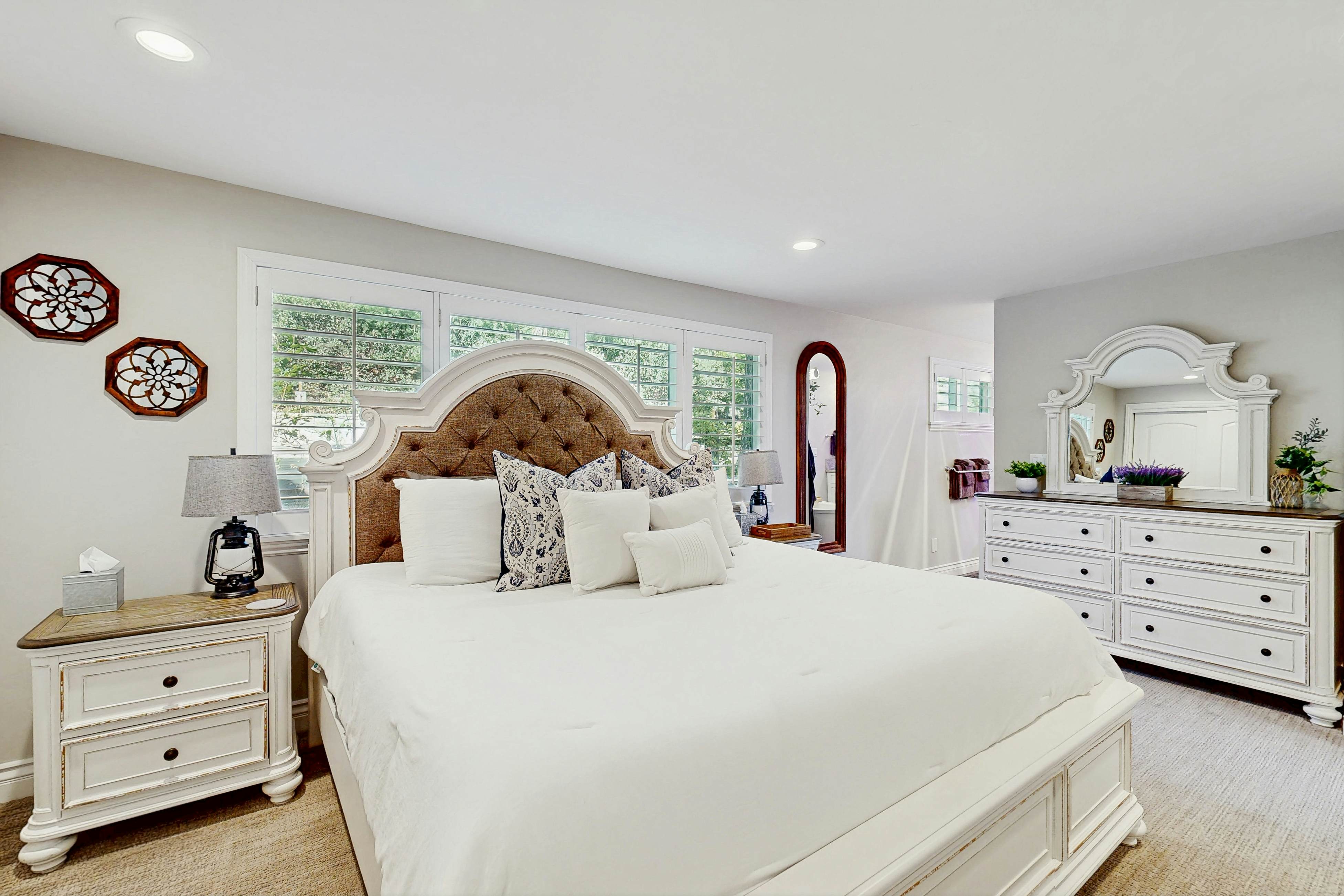 Surreal Feel Lakeview #B (Upstairs)