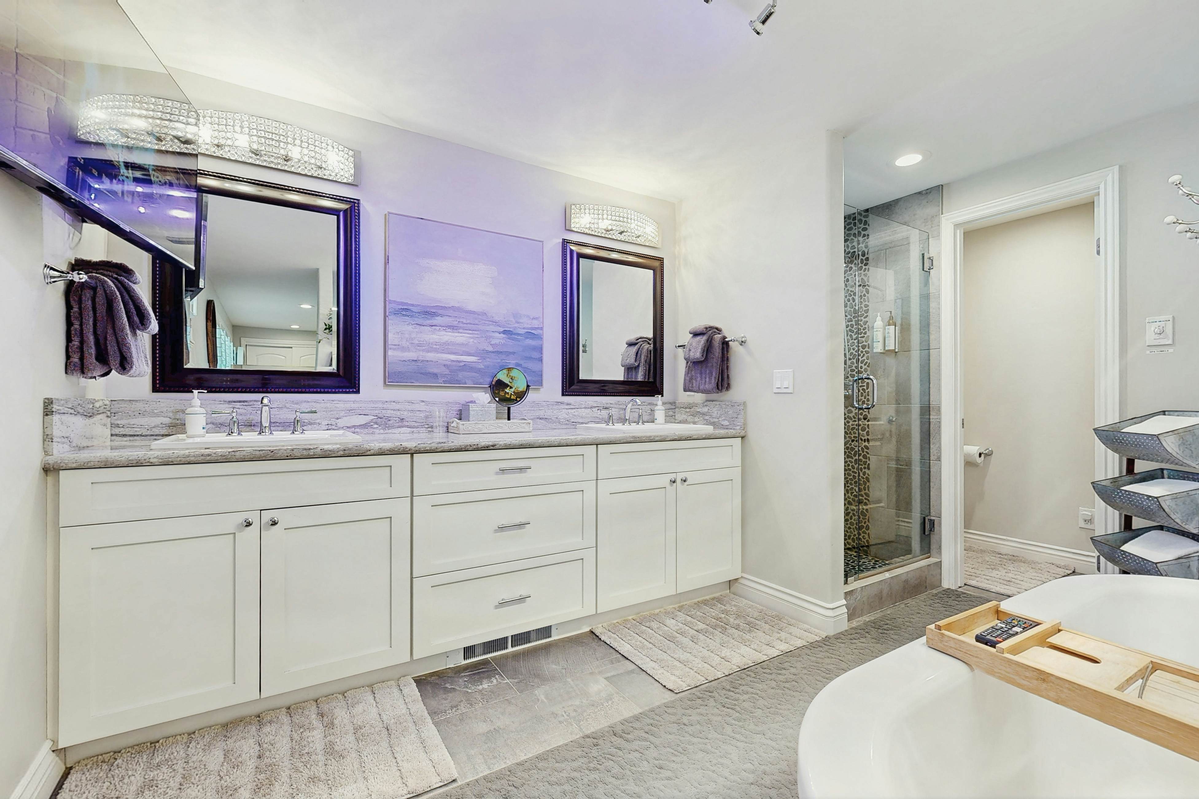 Surreal Feel Lakeview #B (Upstairs)