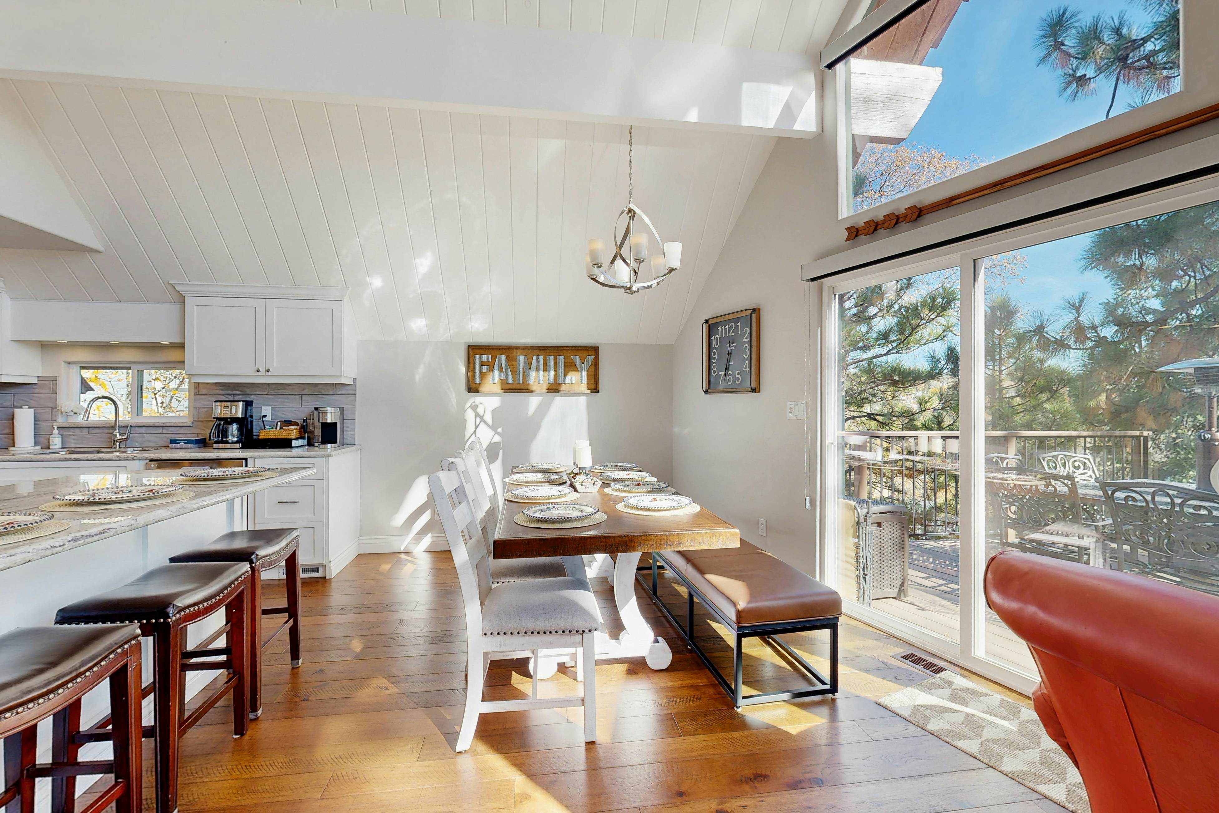 Surreal Feel Lakeview #B (Upstairs)