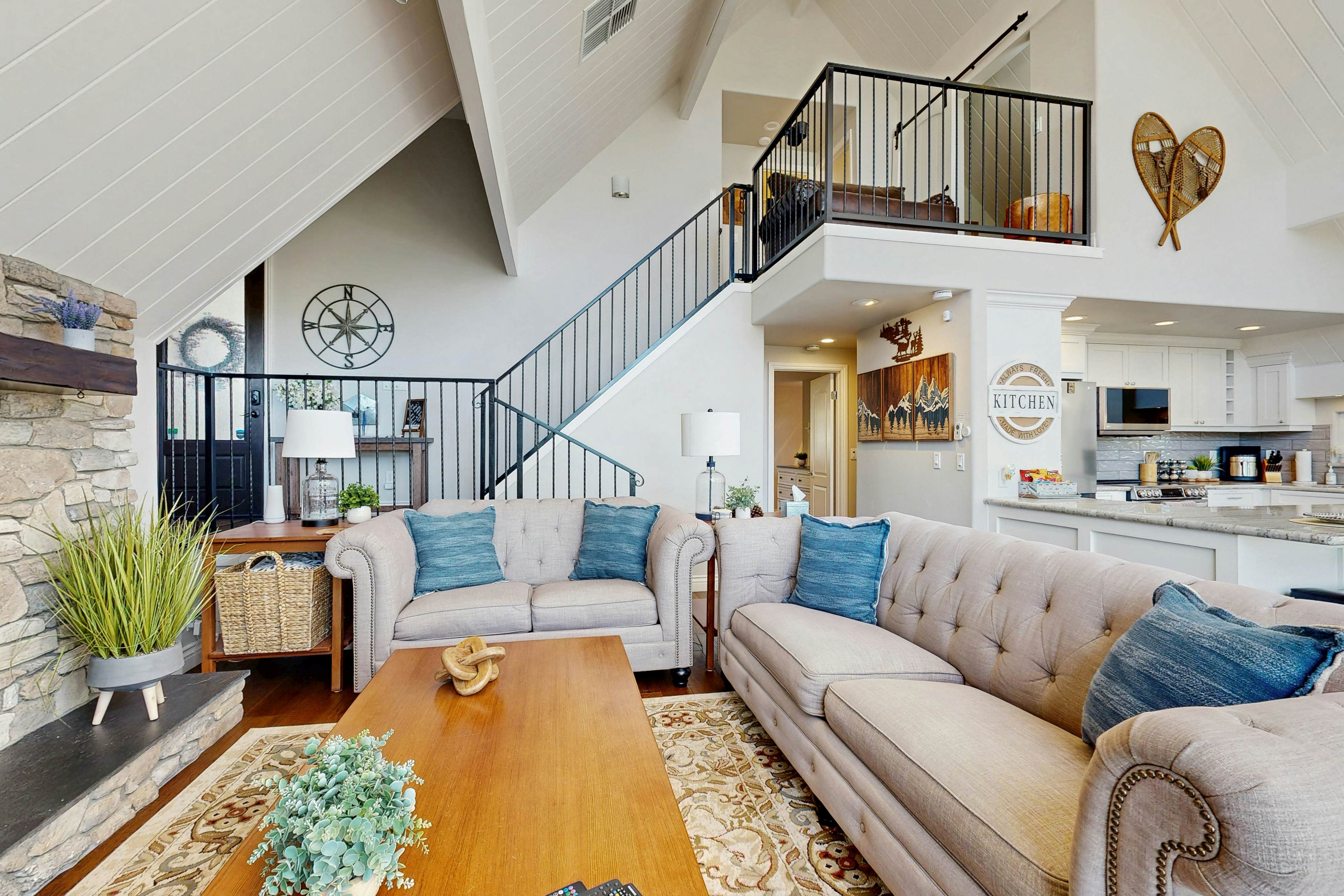 Surreal Feel Lakeview #B (Upstairs)