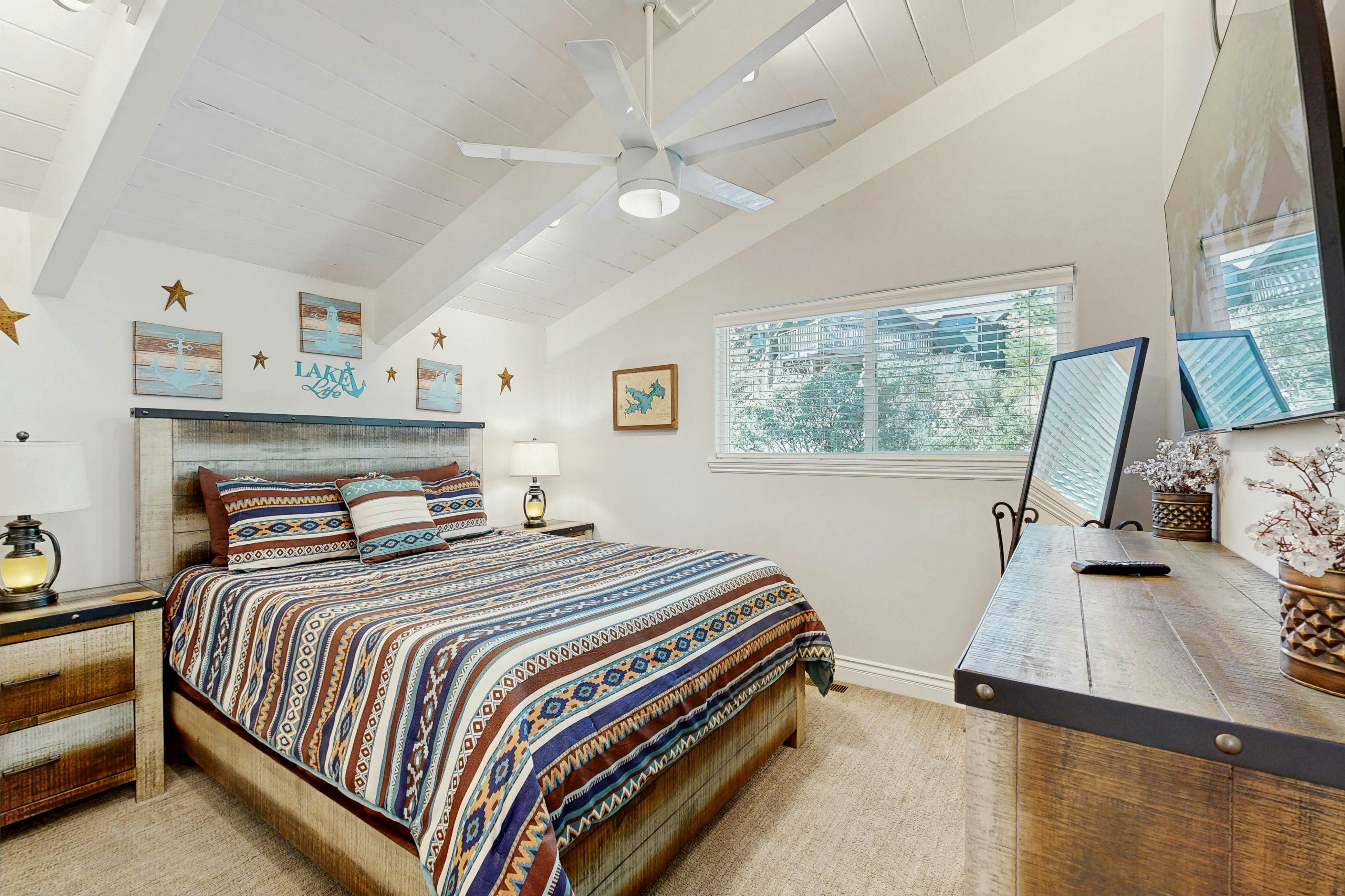 Surreal Feel Lakeview #B (Upstairs)