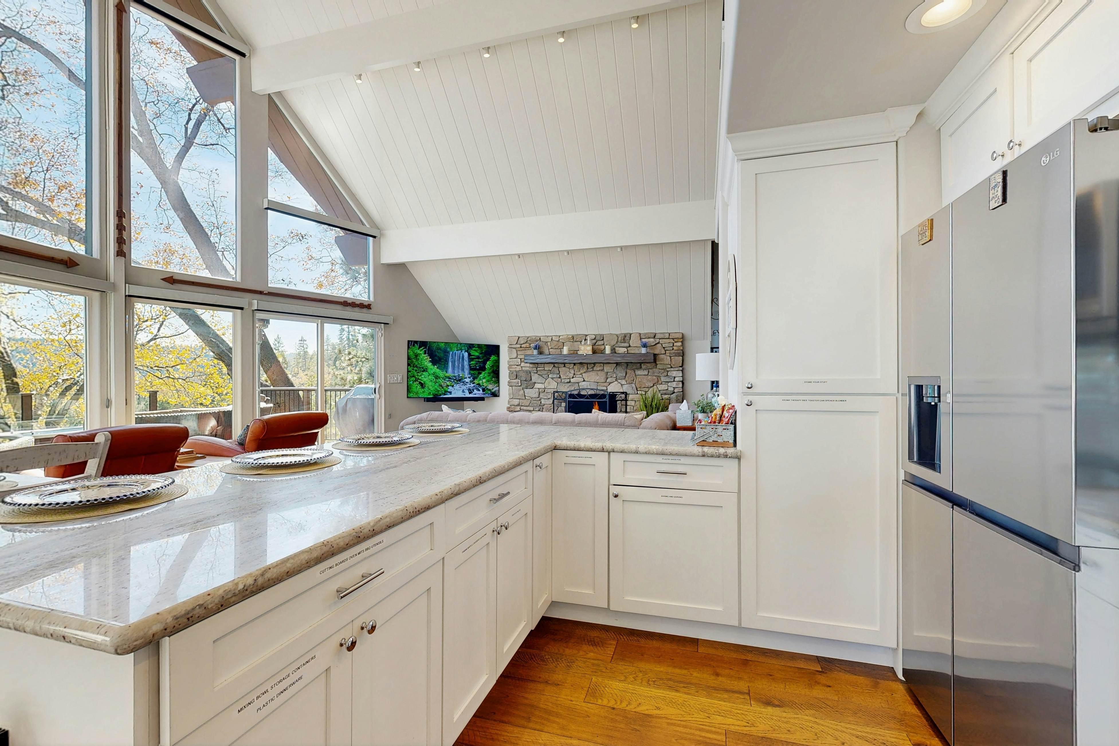 Surreal Feel Lakeview #B (Upstairs)