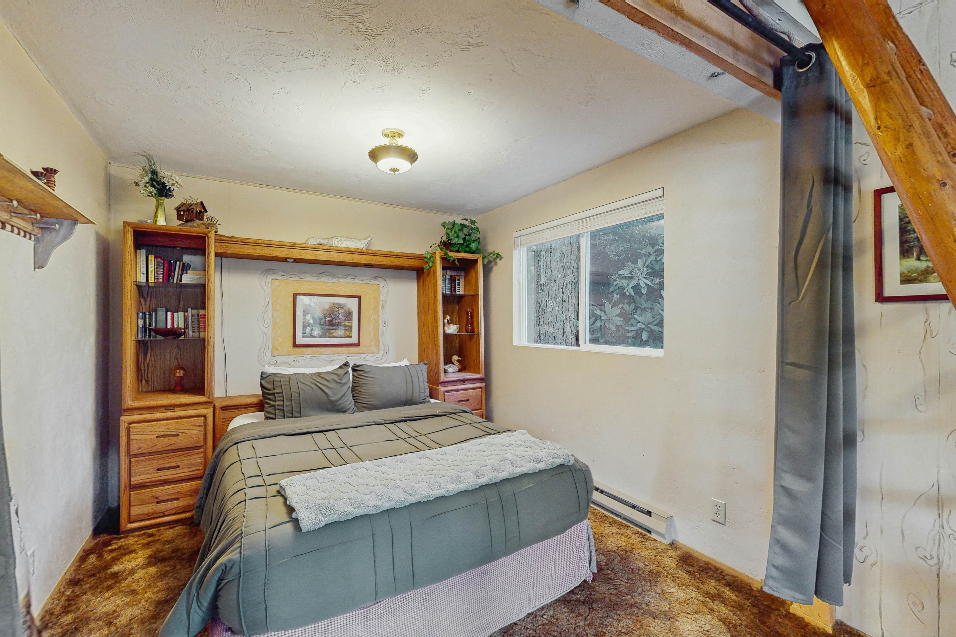 Rustic Retreat on Mercer Lake