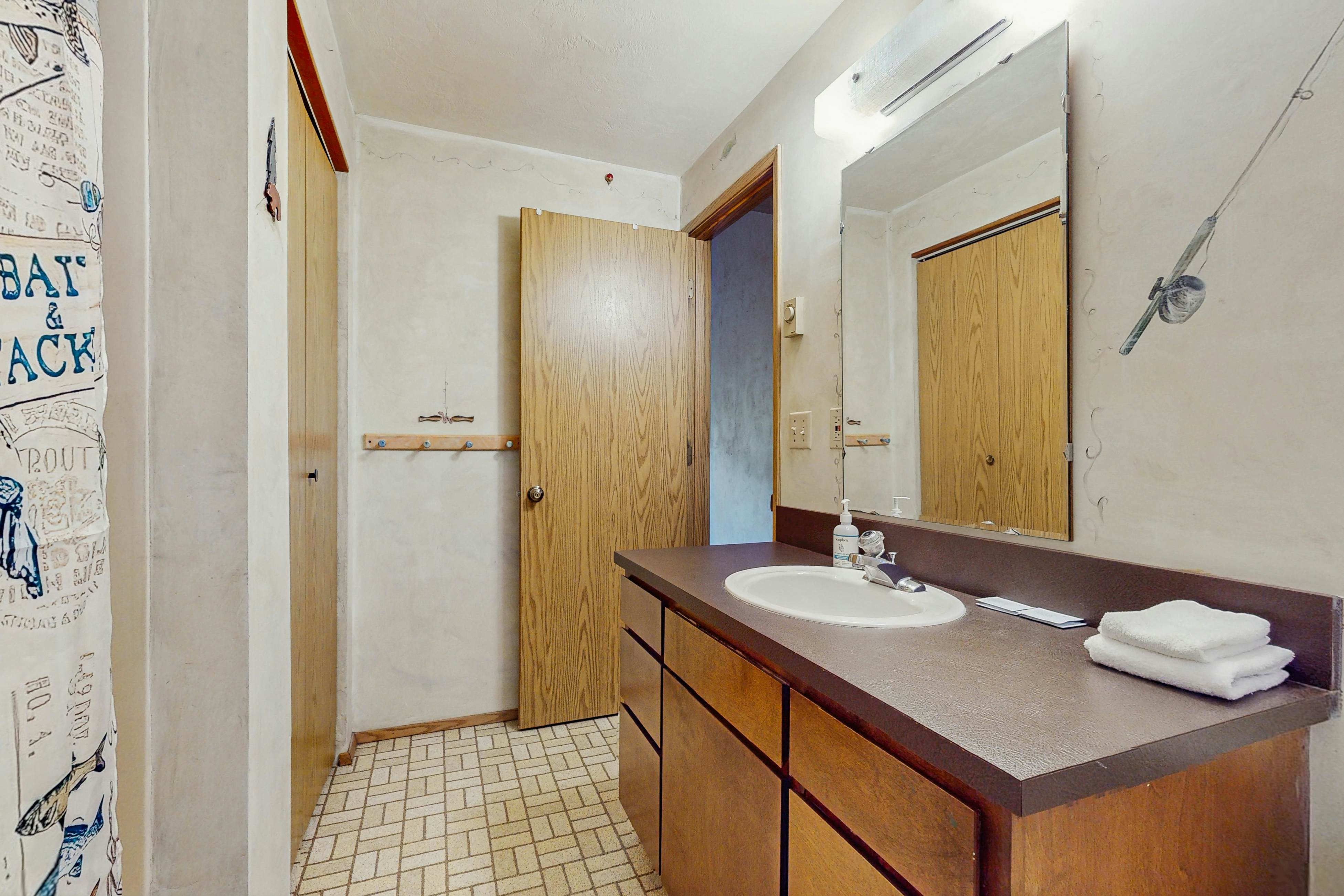 Rustic Retreat on Mercer Lake