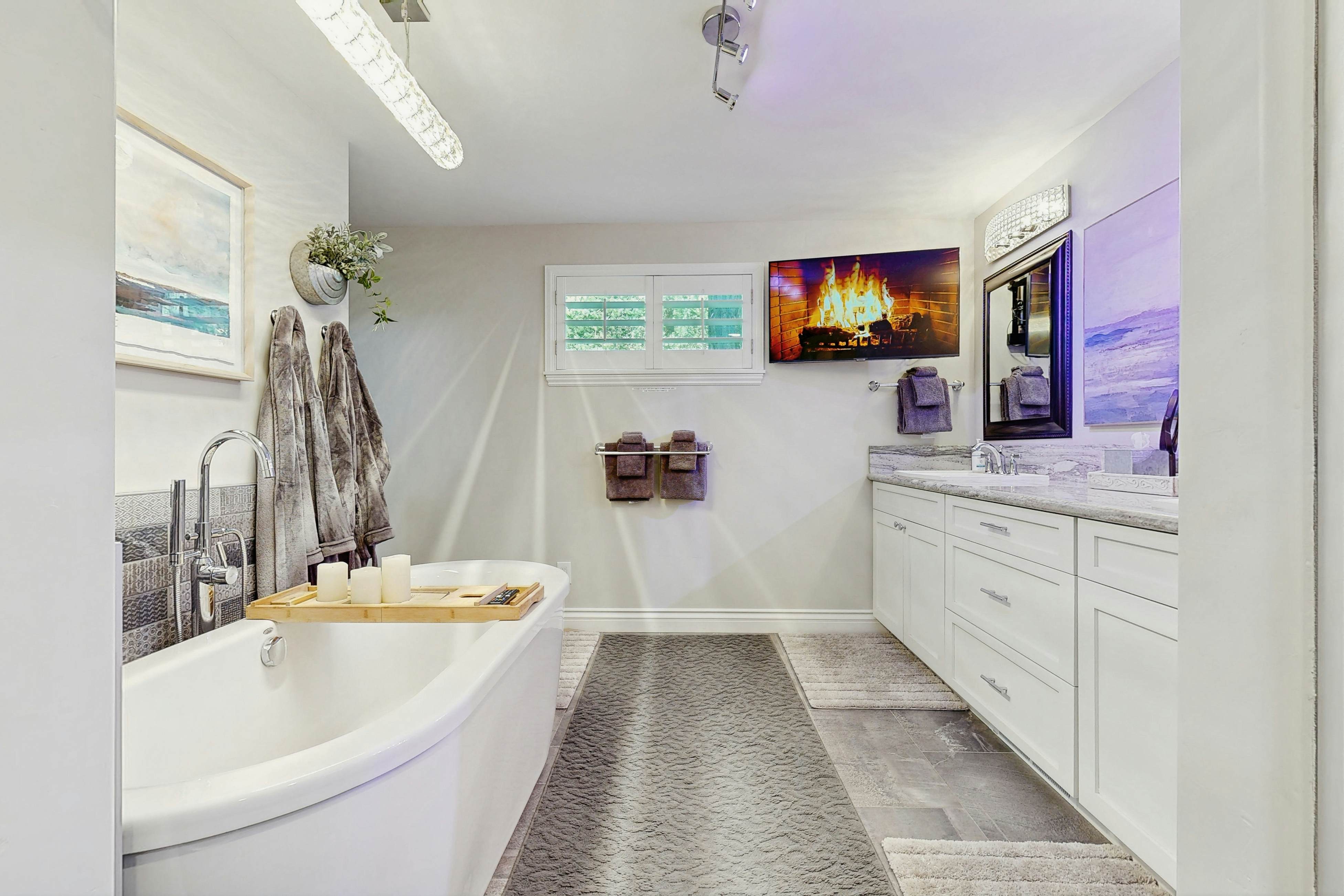 Surreal Feel Lakeview Chalet 