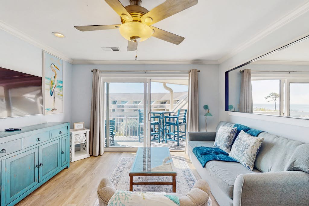Top Floor Condo w/ Ocean Views, Pool, Balcony & WIFI - Walk to Beach — Hilton Head, SC — vacation rental