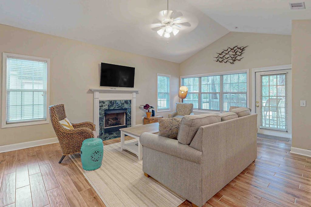 Bright, comfortable villa near beach with pool access - 7-night summer stays — Hilton Head, SC — vacation rental
