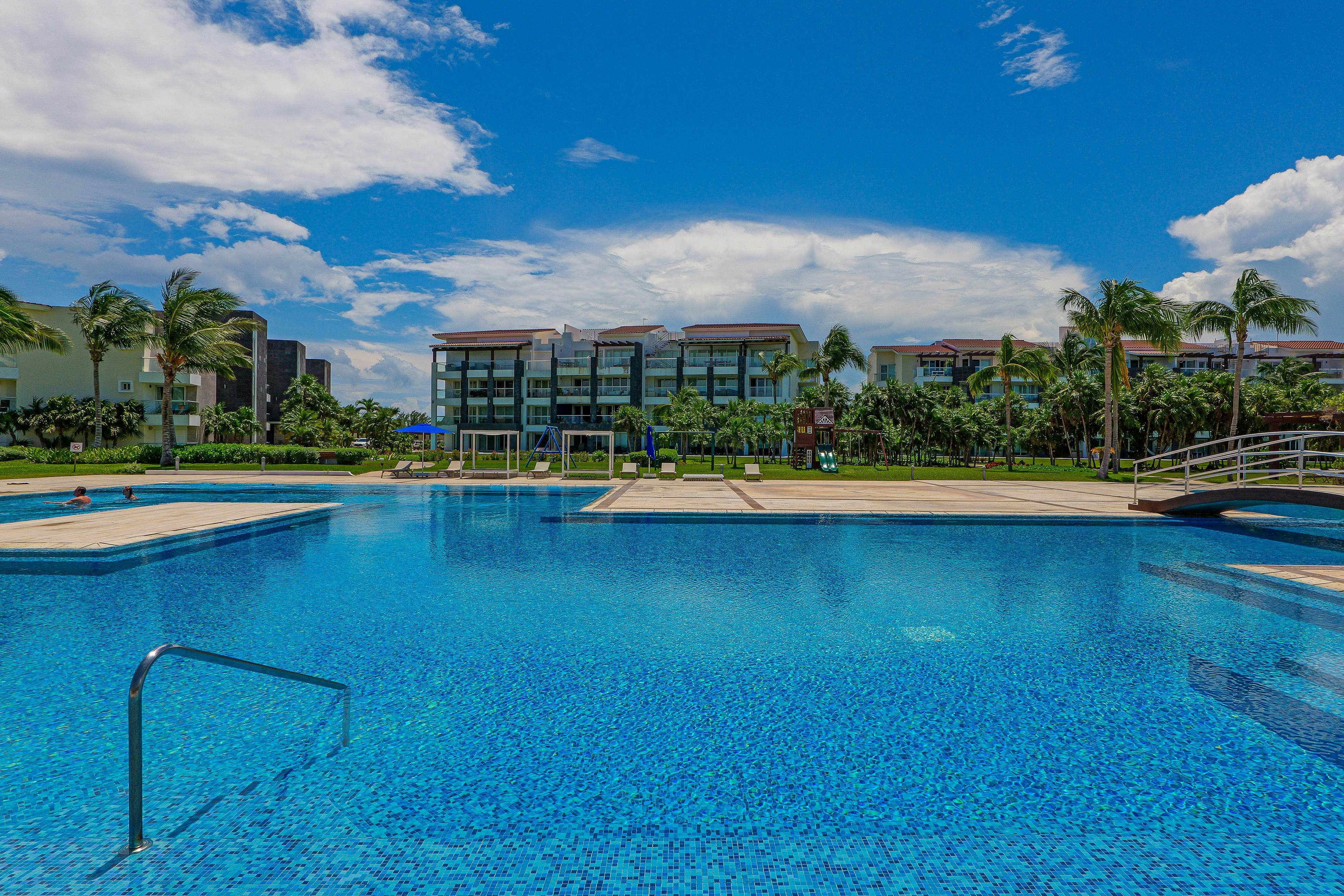 Coral Tide Escape Studio