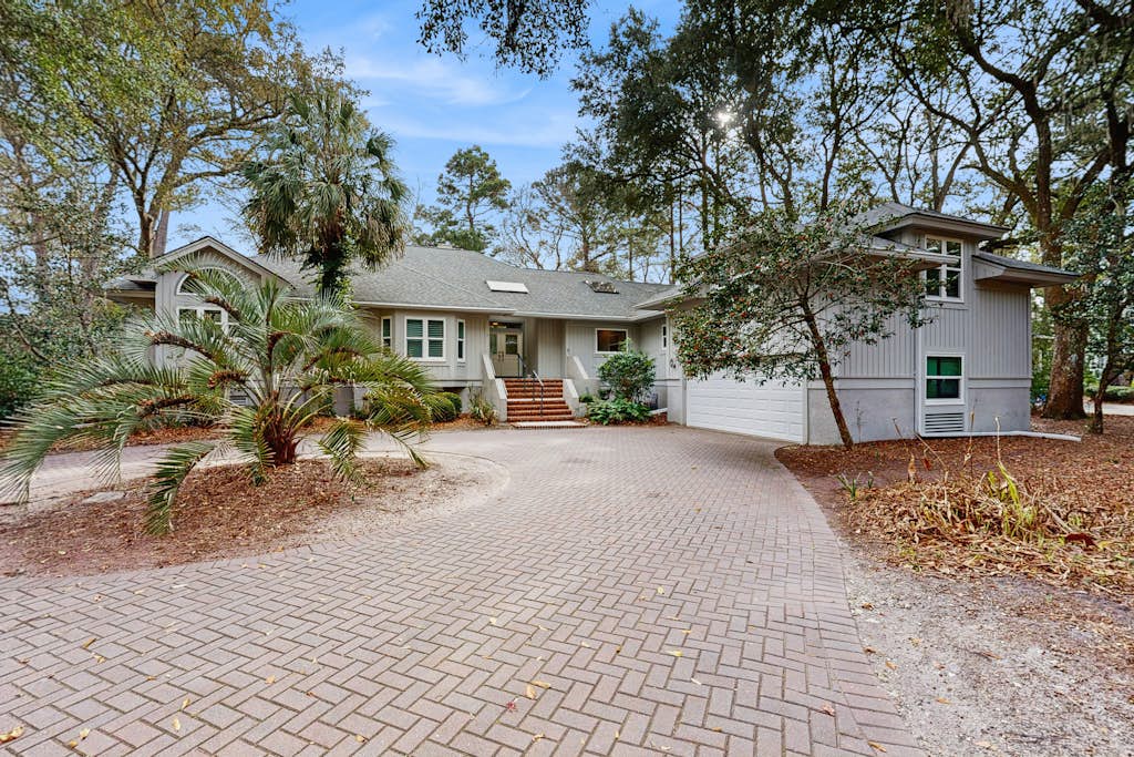 Beautiful half-acre estate with private hot tub and passes to the shared pool. — Hilton Head, SC — vacation rental