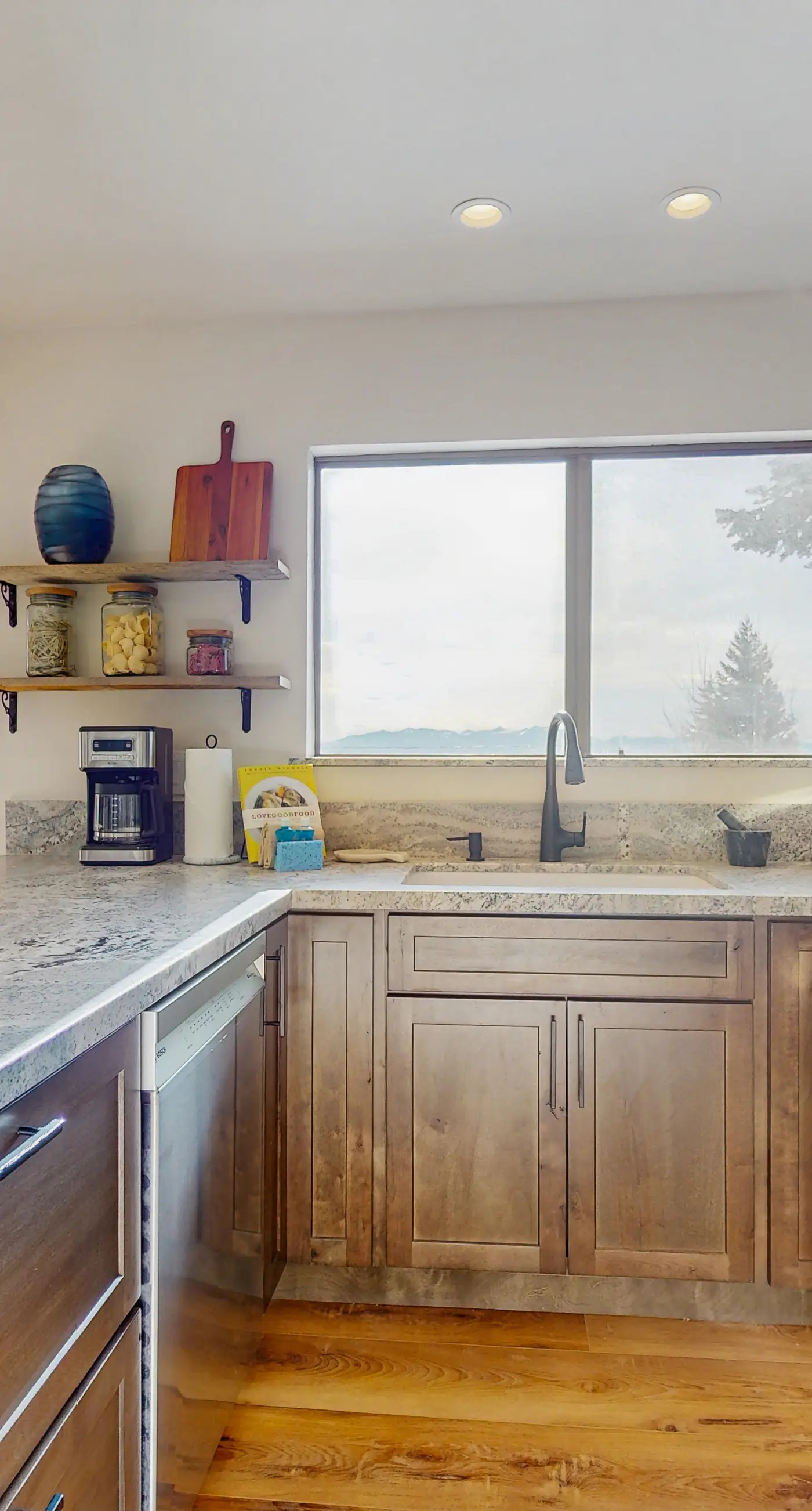 Spectacular Lake Views