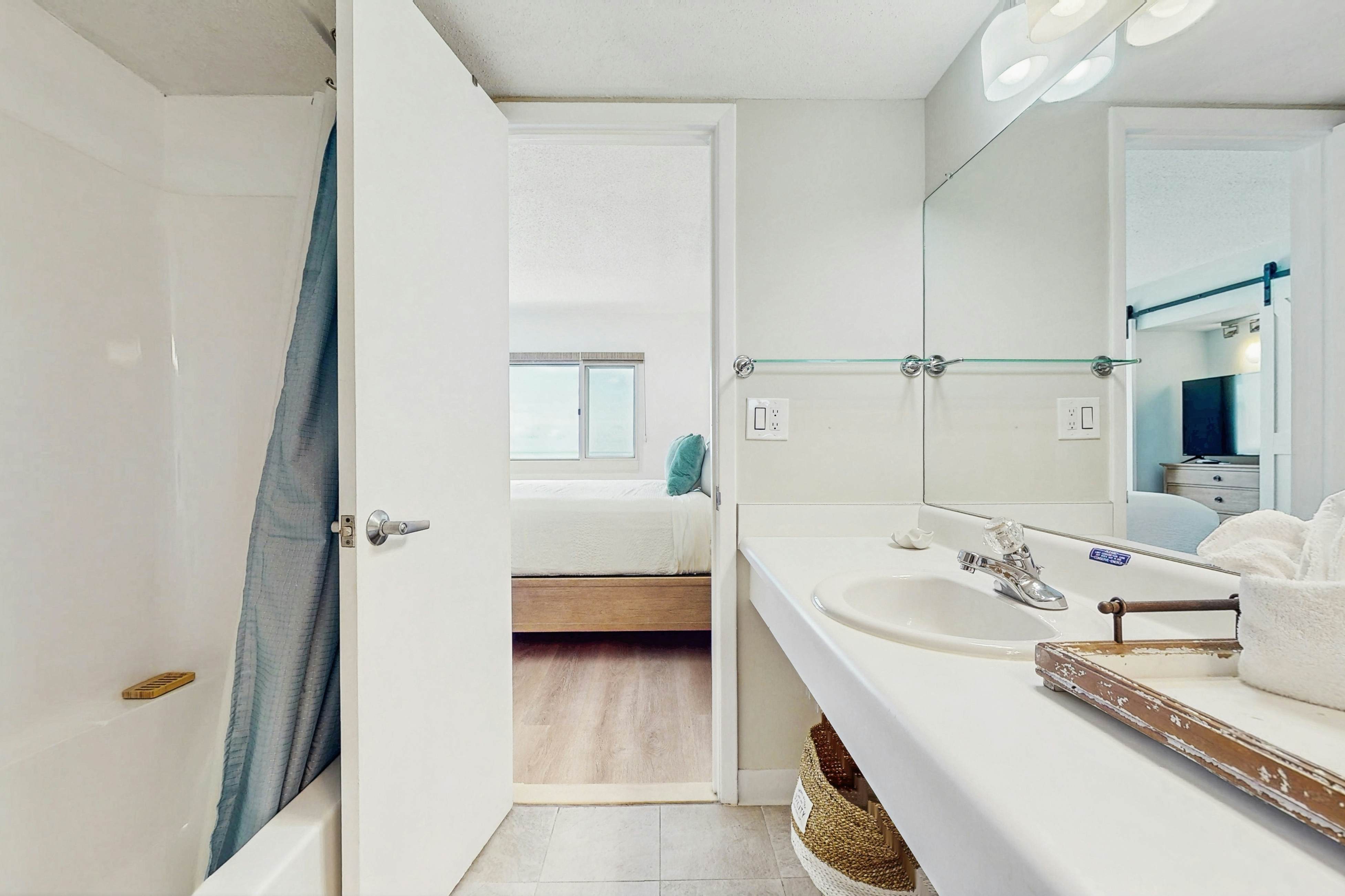 Pinnacle Port C2-702 - Seas The Day