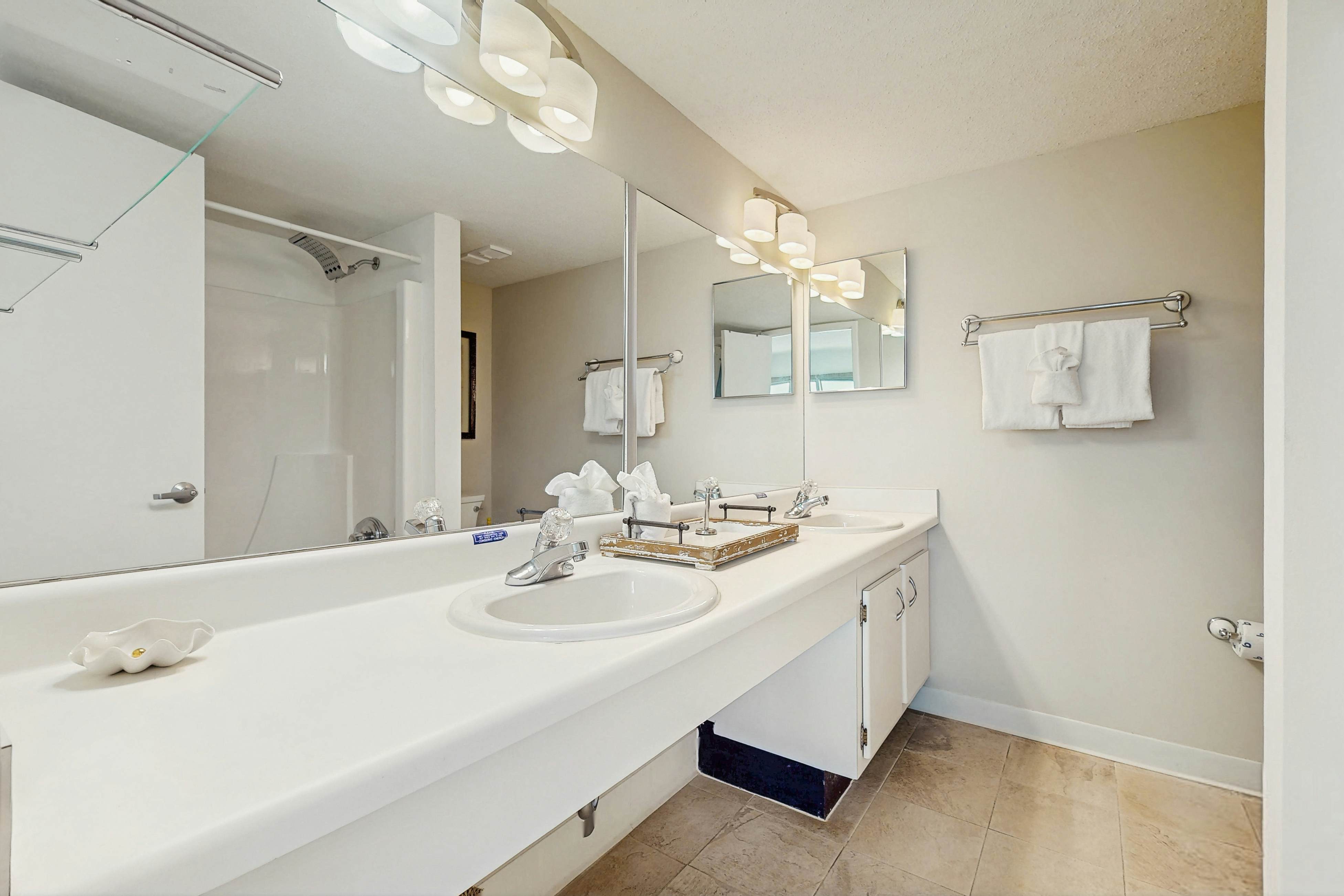 Pinnacle Port C2-702 - Seas The Day