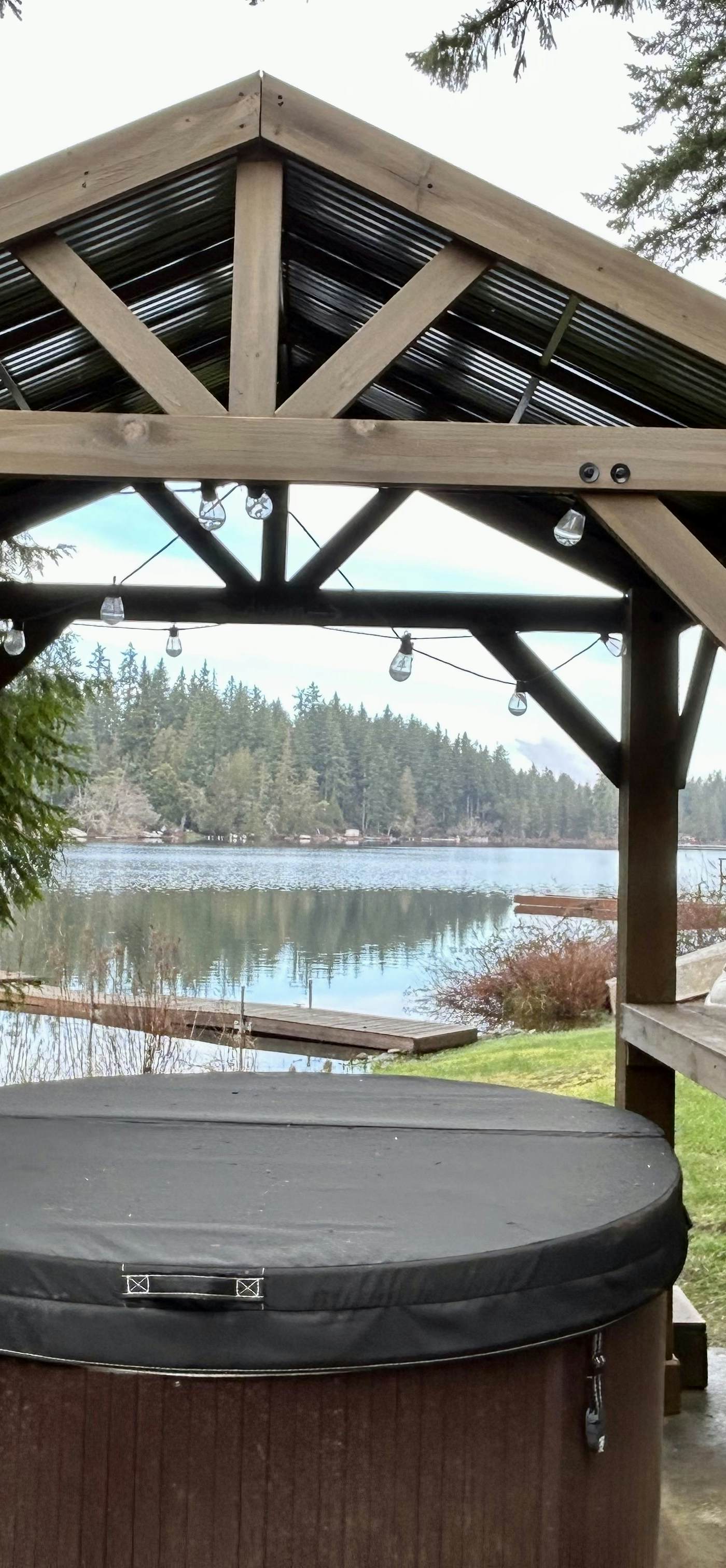 Best Catch Vintage Lakeside Log Cabin