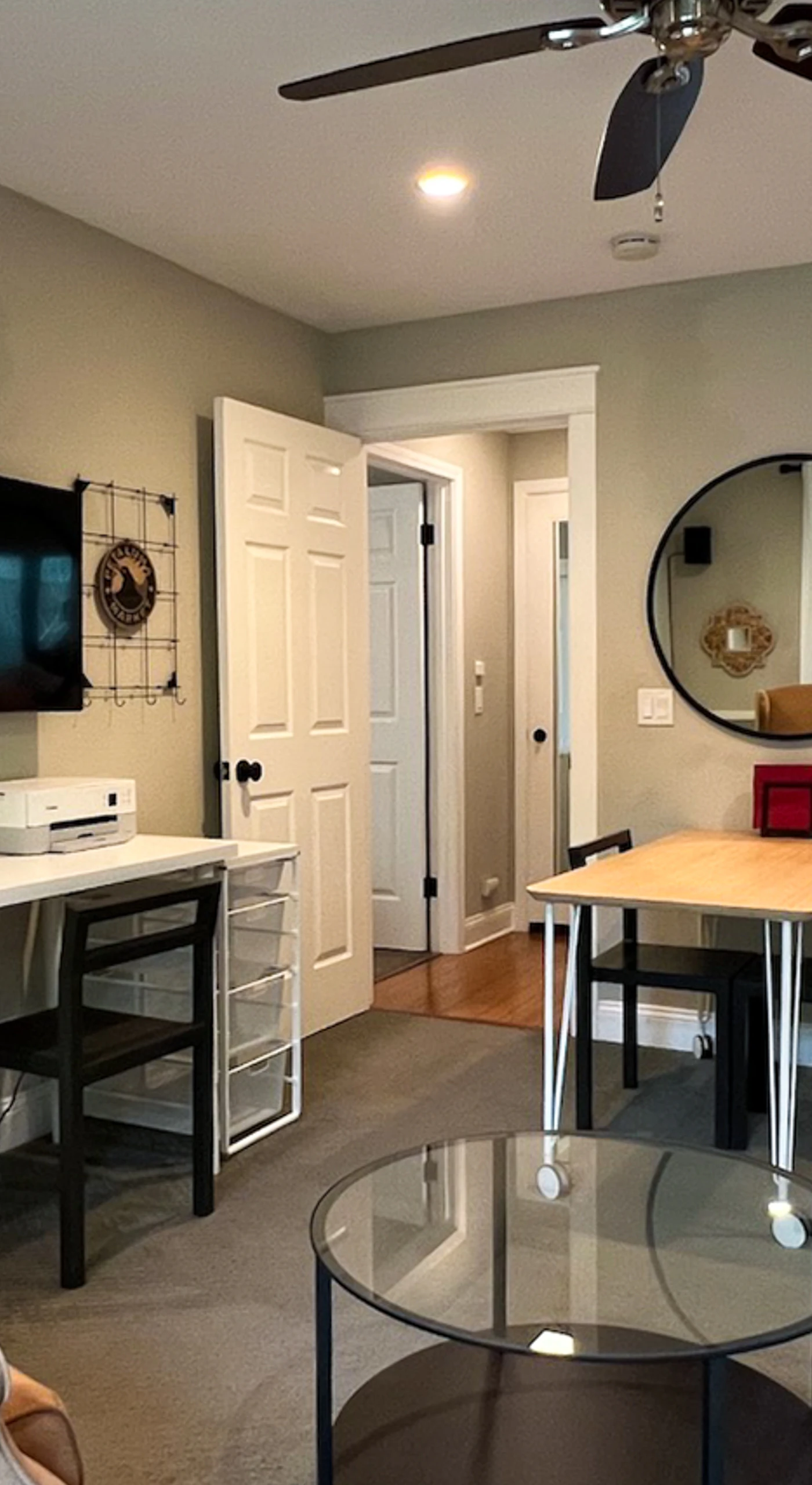 Catch up on your favorite shows on the flat-screen TV or map out your Sonoma Valley winery route at the dedicated workspace — everything you need is right at your fingertips.