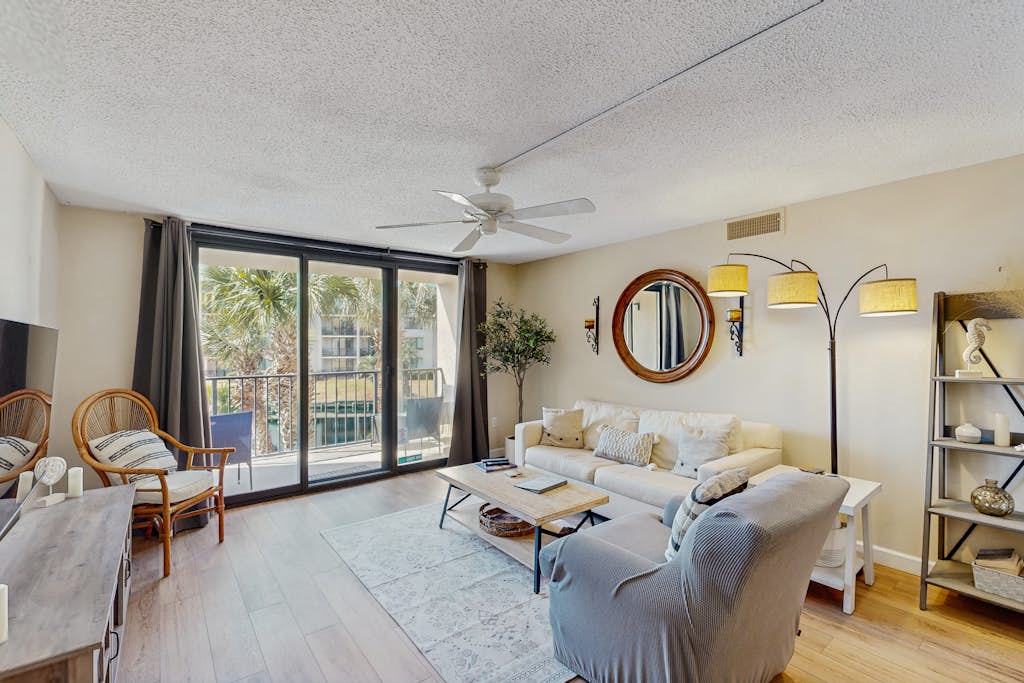 Wonderful condo right up from the beach with pool, hot tub & AC — Hilton Head, SC — vacation rental