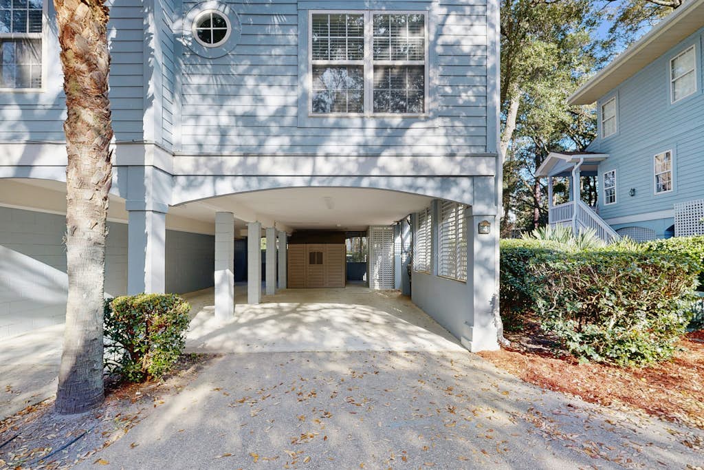 Walk to beach! Charming & Spacious townhouse with a shared pool — Hilton Head, SC — vacation rental