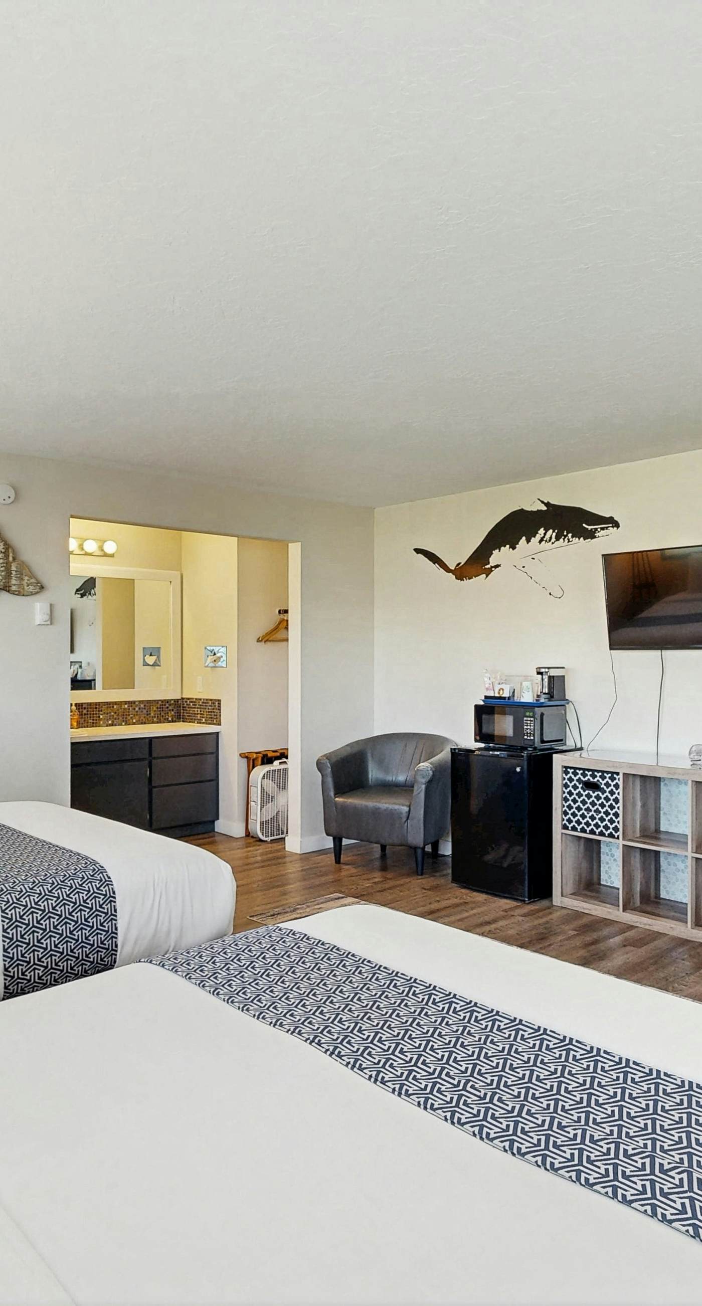 Lamplighter Inn - 117 Whale Watching