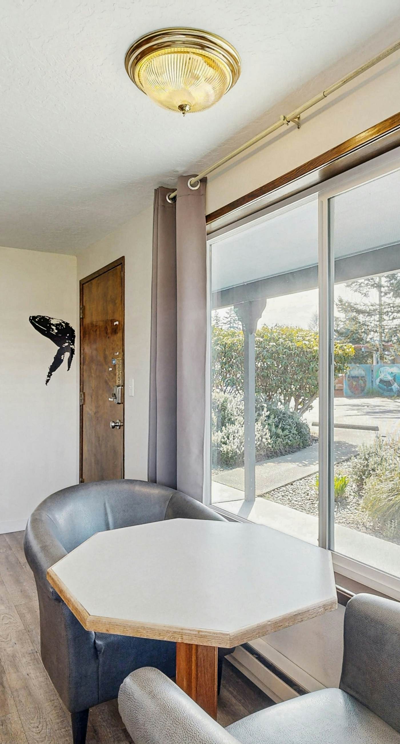 Lamplighter Inn - 117 Whale Watching