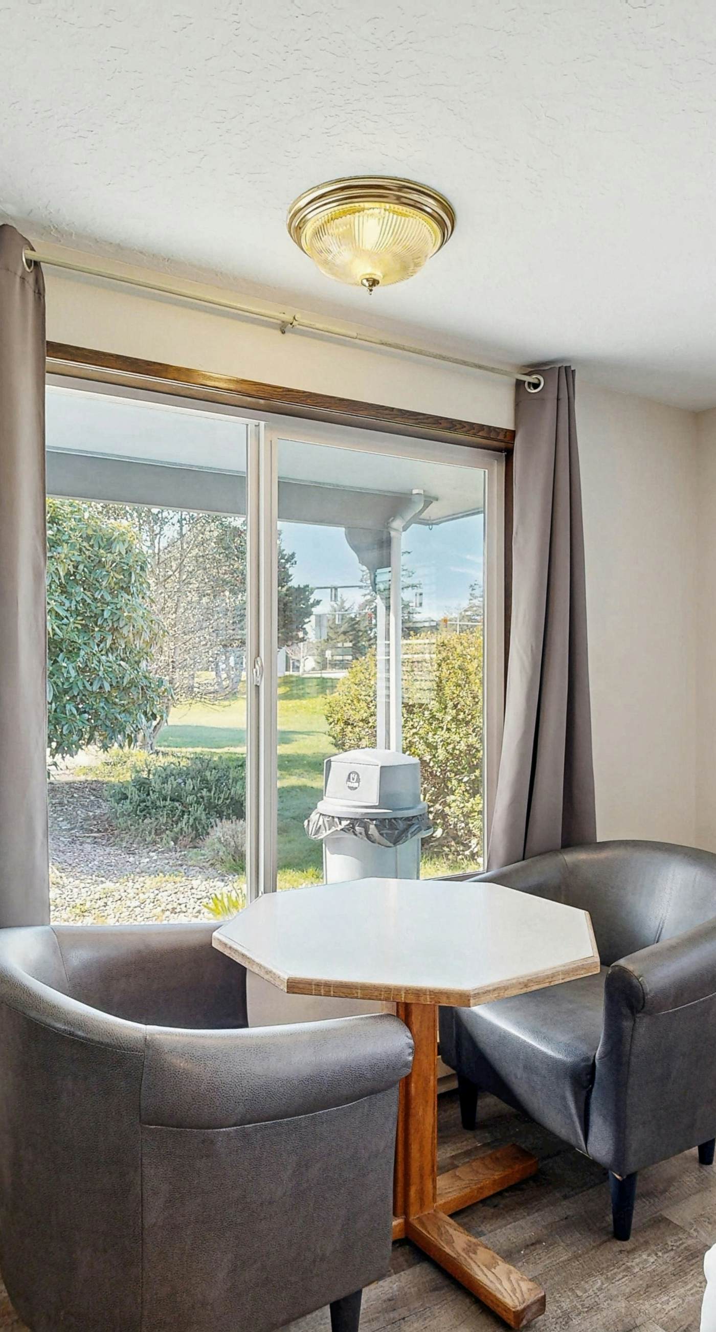 Lamplighter Inn - 117 Whale Watching