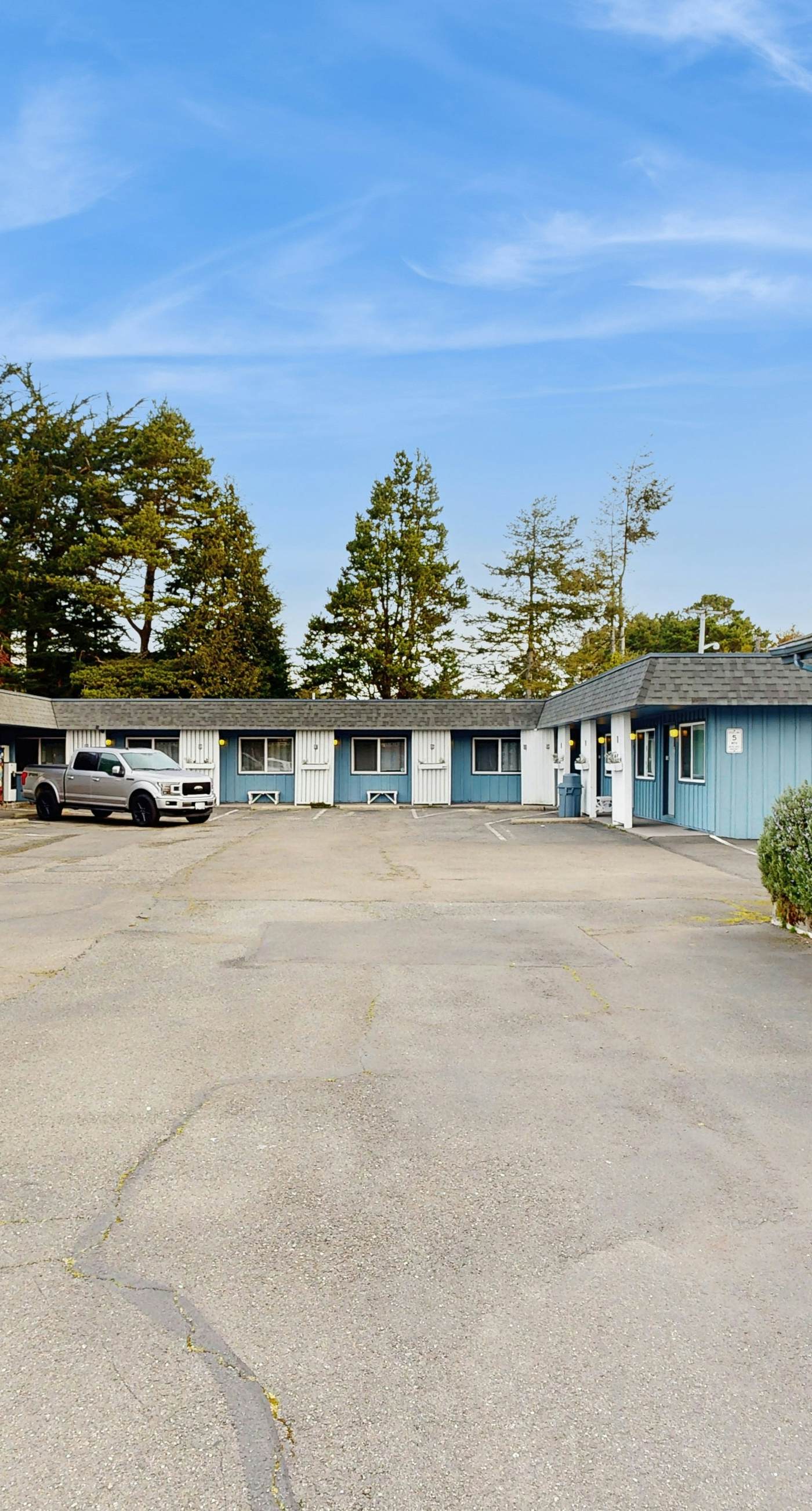 Lamplighter Inn - 117 Whale Watching