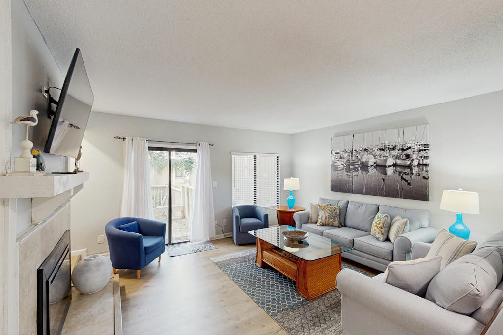 Sunny Villa with Balcony, Al Fresco Dining, & Shared Pool - Nearby Beach Access — Hilton Head, SC — vacation rental