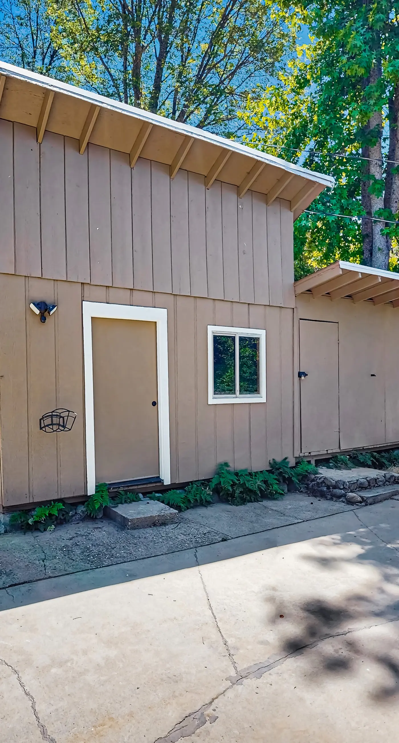 Flume-Side Cabin
