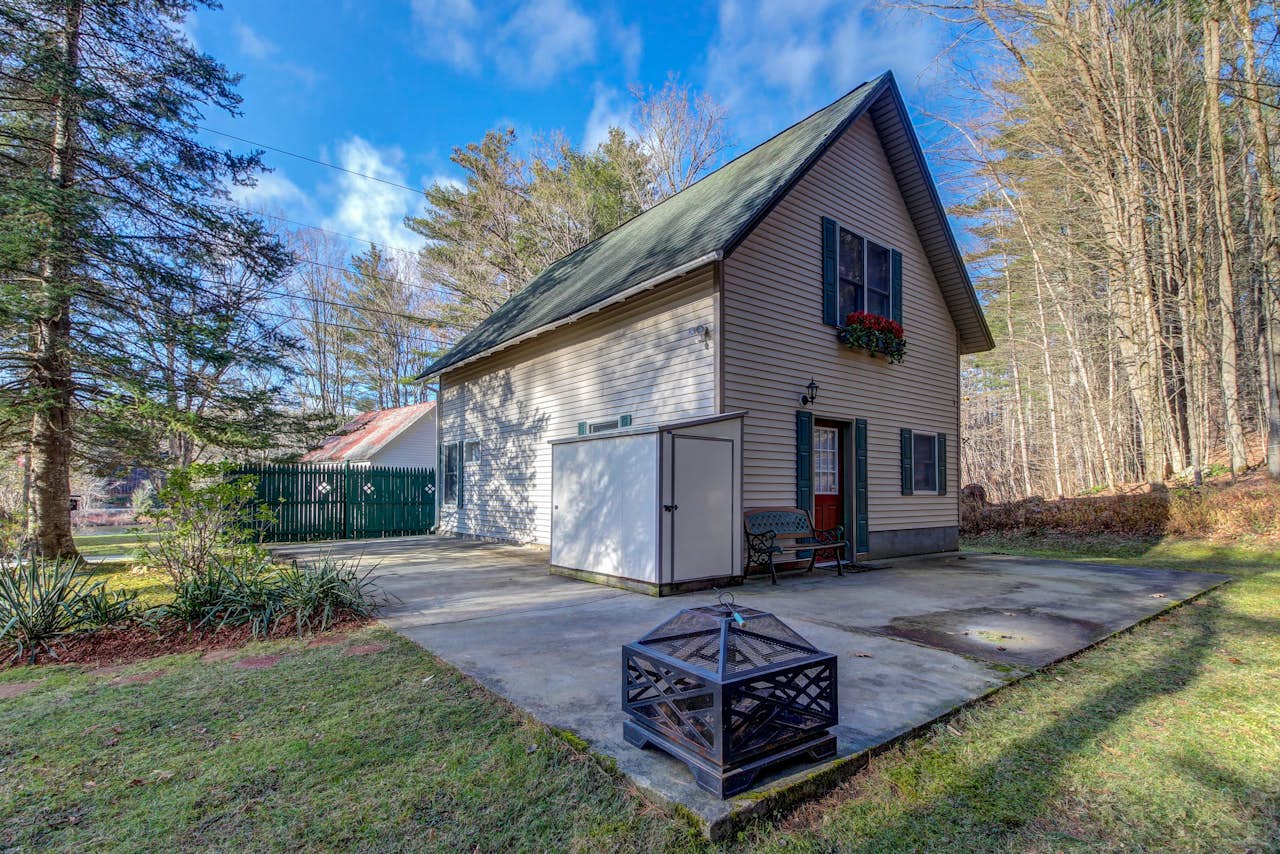 Sweet Pauline Cottage 1 BD Vacation Rental in Ludlow, VT Vacasa