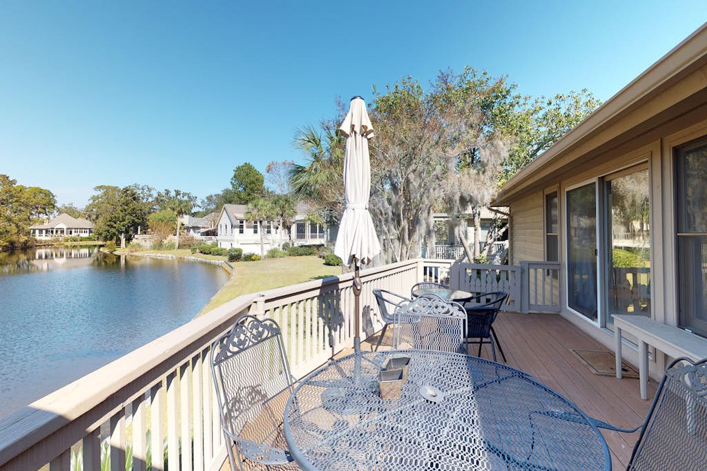 Dog-friendly home with shared pool, tennis, and basketball courts on-site. — Hilton Head, SC — vacation rental