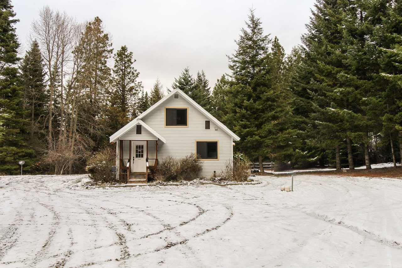 Creekside Cabin 3 BD Vacation Rental in Cle Elum, WA Vacasa