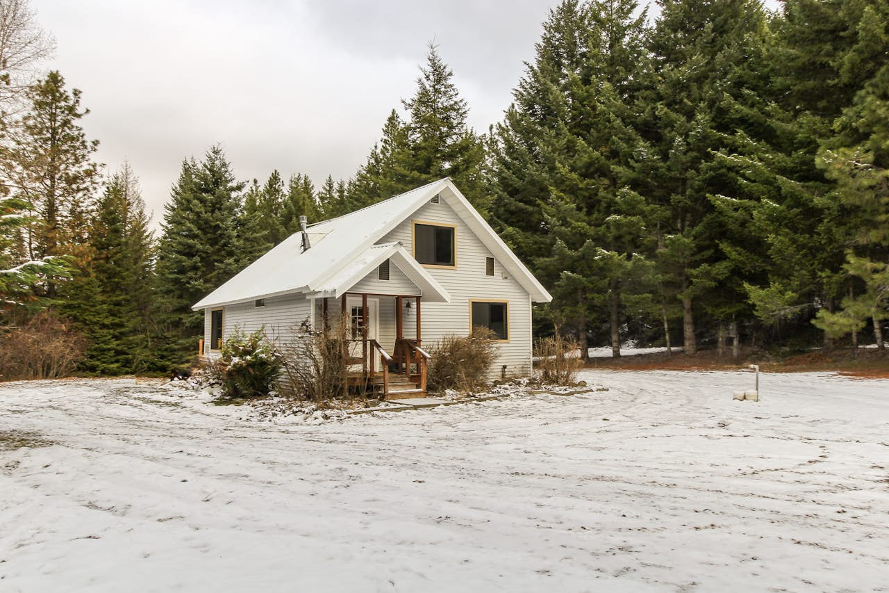 Creekside Cabin 3 BD Vacation Rental in Cle Elum, WA Vacasa