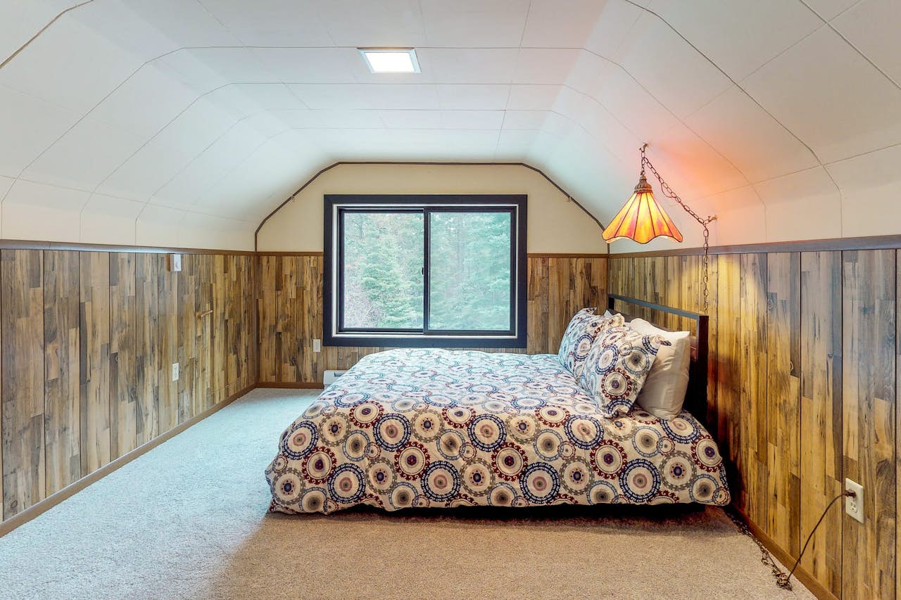 Creekside Cabin 3 BD Vacation Rental in Cle Elum, WA Vacasa